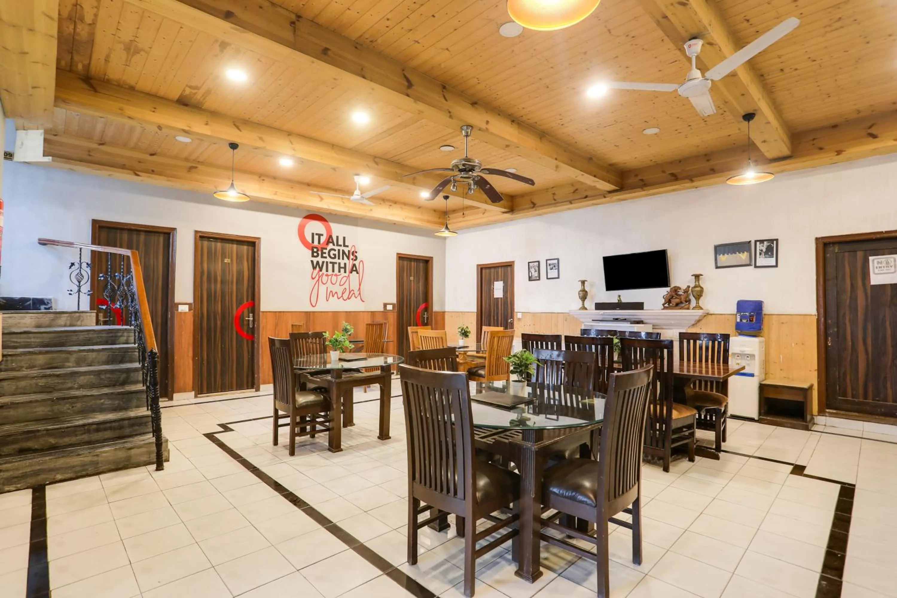 Restaurant/places to eat in Collection O Mall Road Near St. Georges College