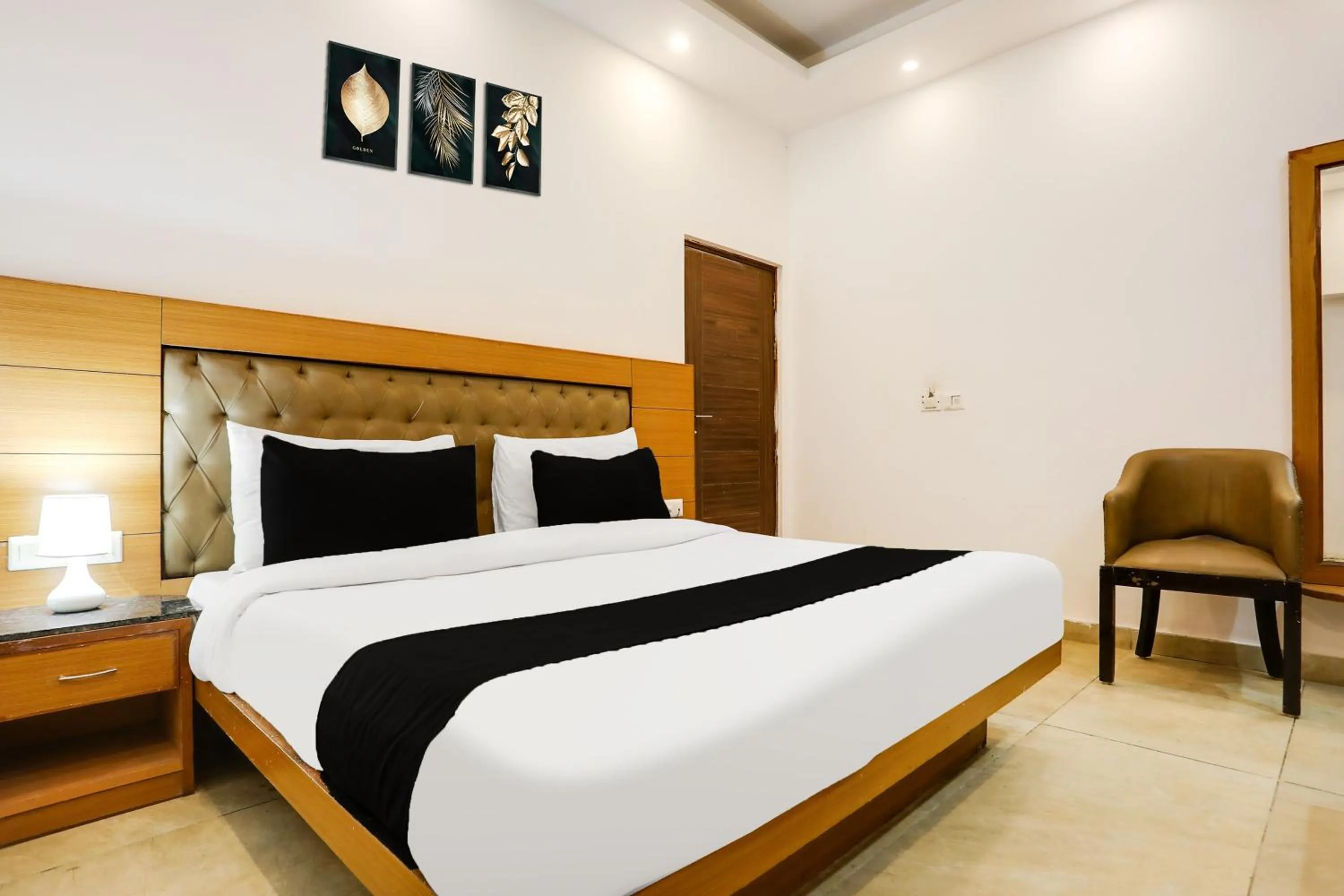 Bedroom, Bed in Collection O Mall Road Near St. Georges College