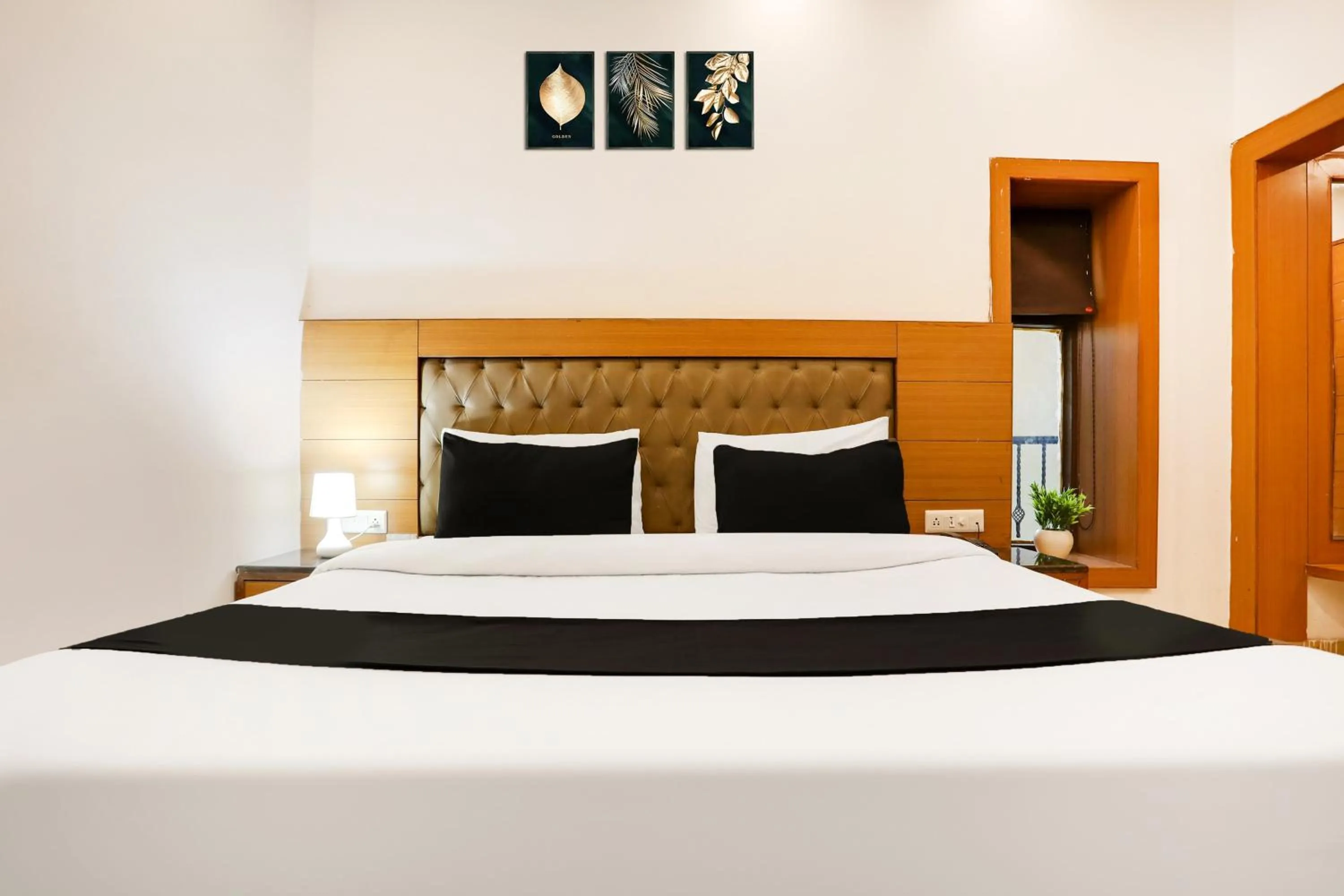 Bedroom, Bed in Collection O Mall Road Near St. Georges College