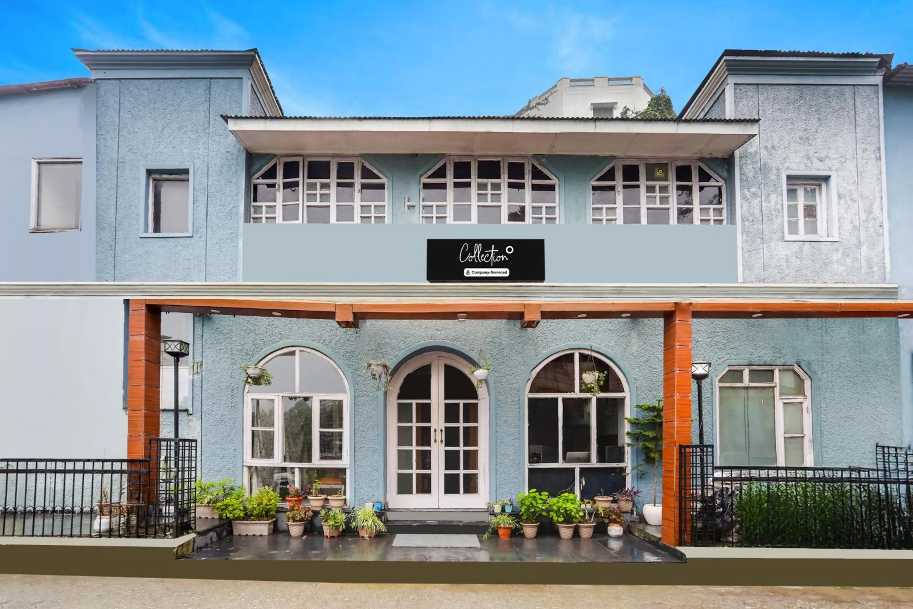 Facade/entrance in Collection O Mall Road Near St. Georges College