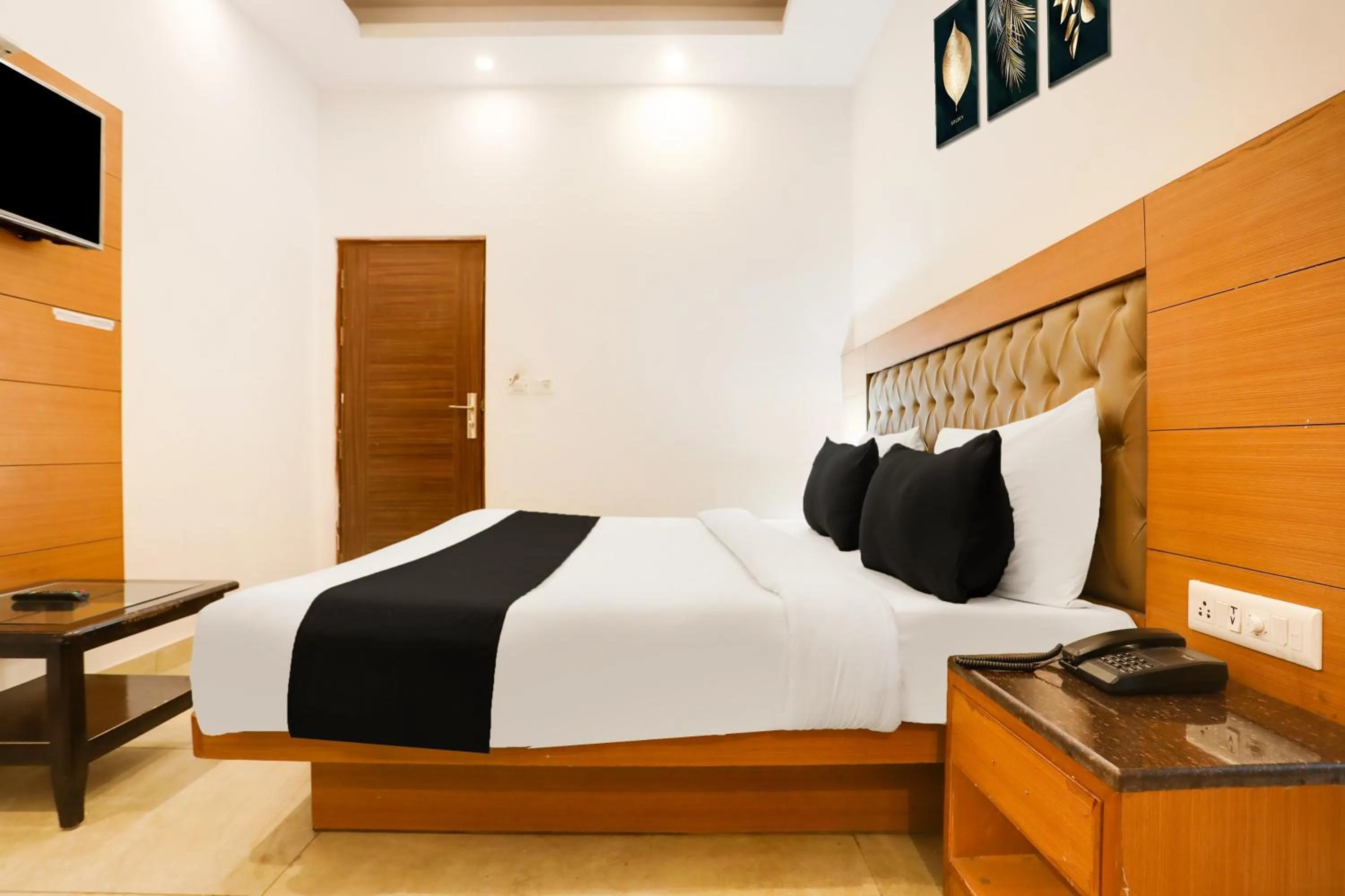 Bedroom, Bed in Collection O Mall Road Near St. Georges College