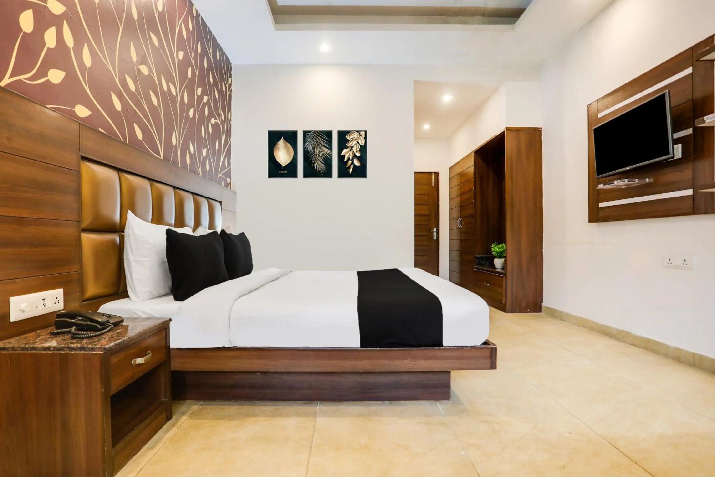 Bedroom, Bed in Collection O Mall Road Near St. Georges College