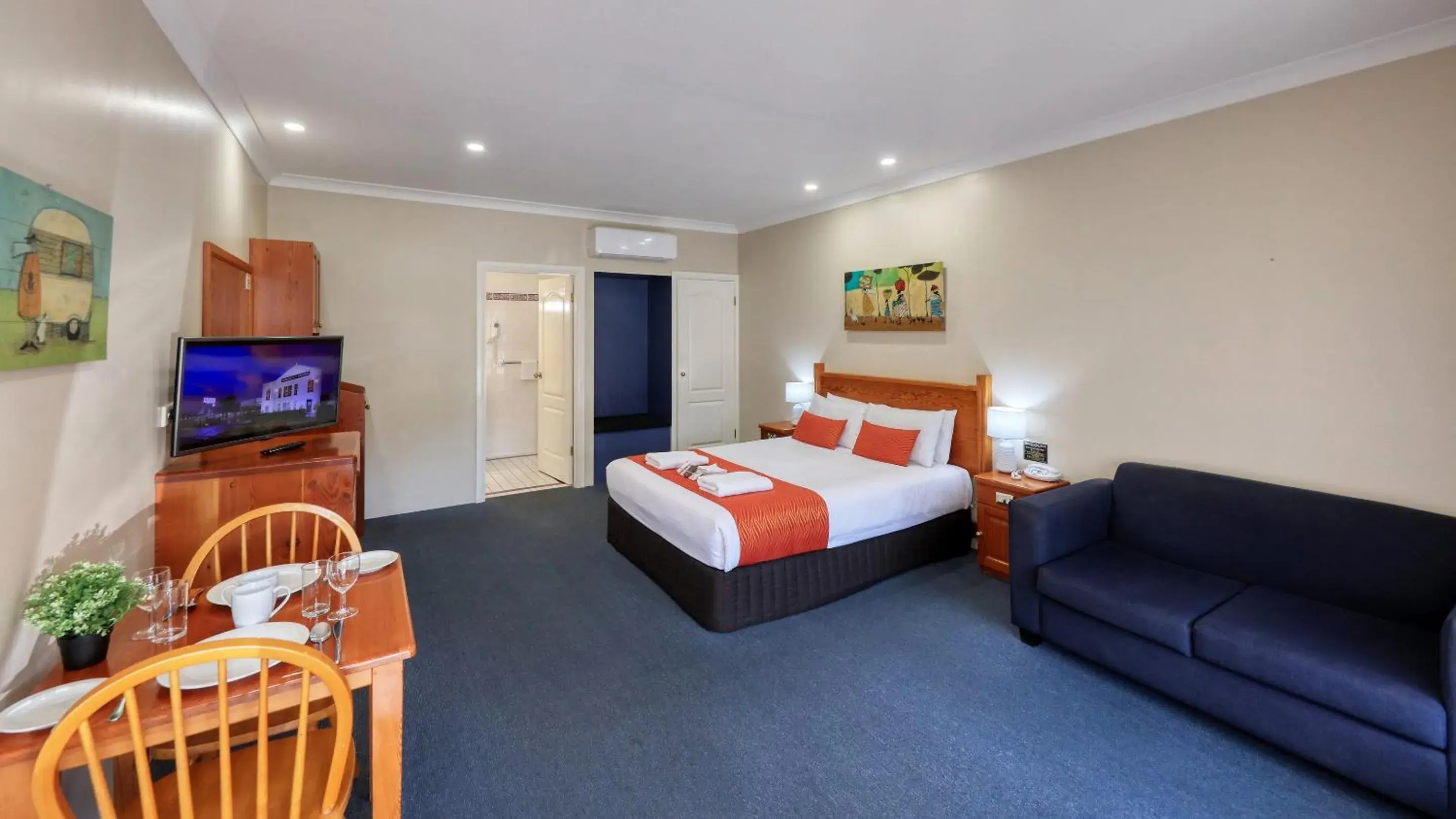 Deluxe Queen Room in Breakout Motor Inn Deluxe Queen Room in Breakout Motor Inn