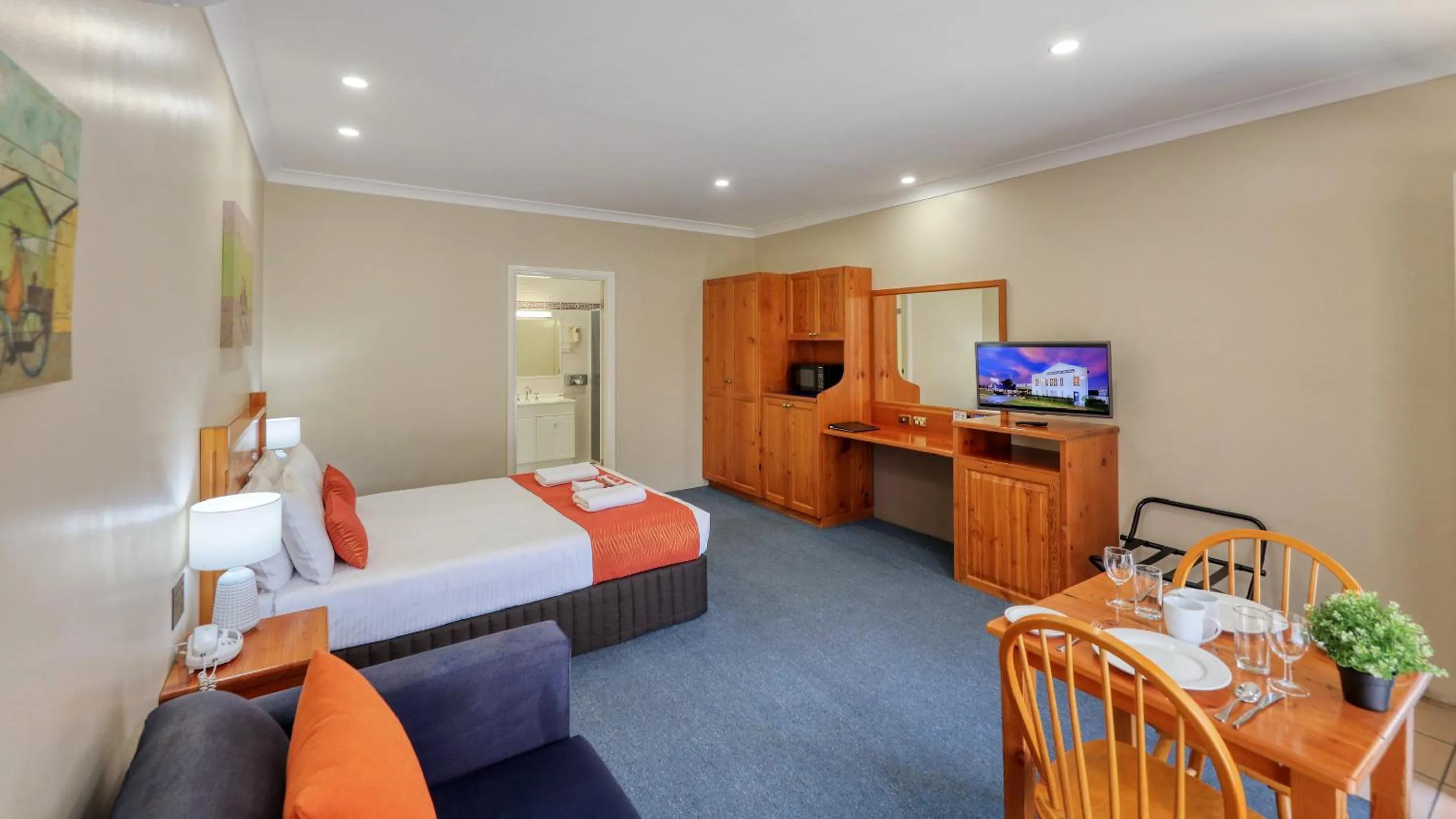 Photo of the whole room, Bed in Breakout Motor Inn