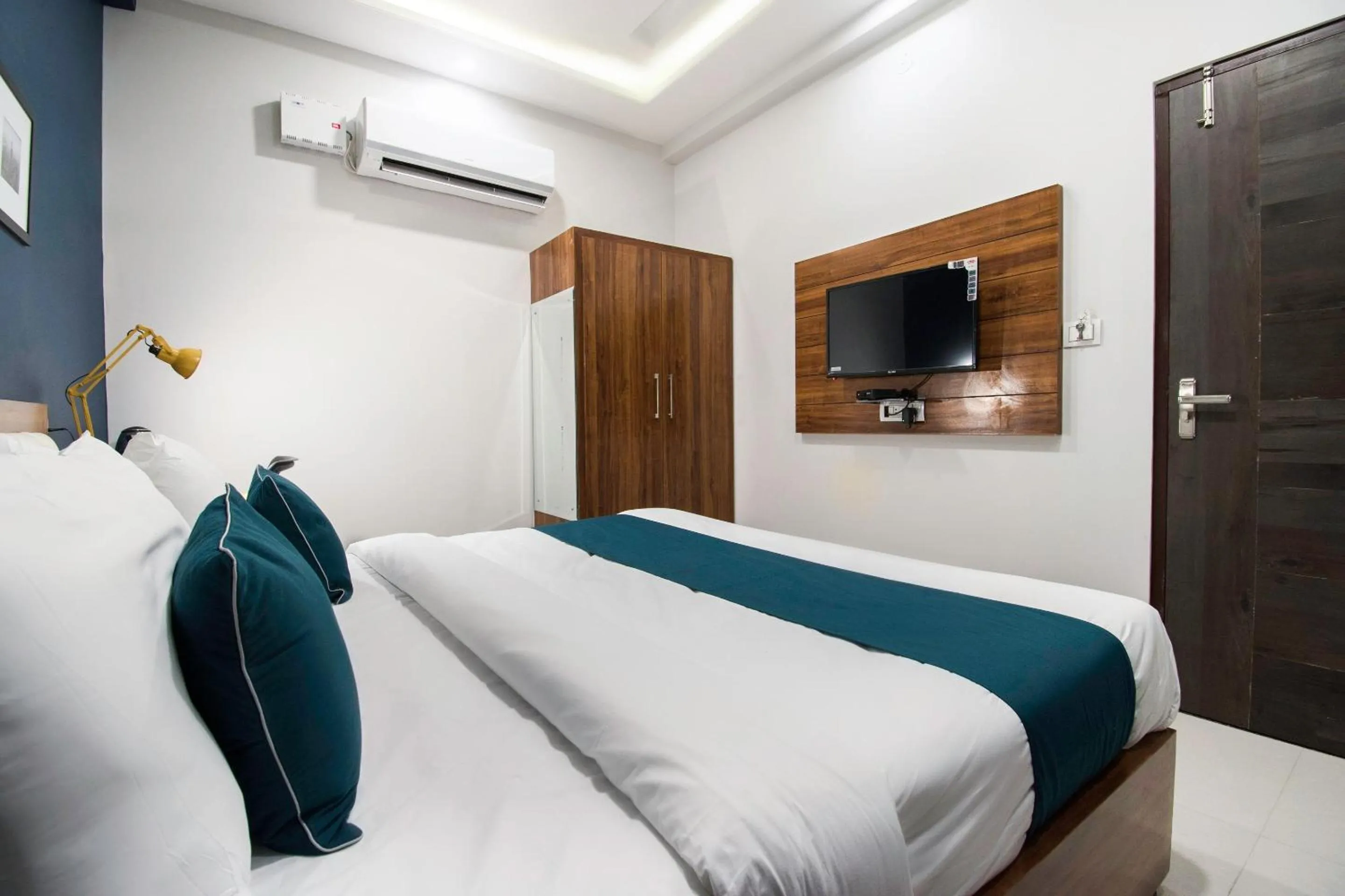 Bedroom, Bed in Collection O Blue Shine