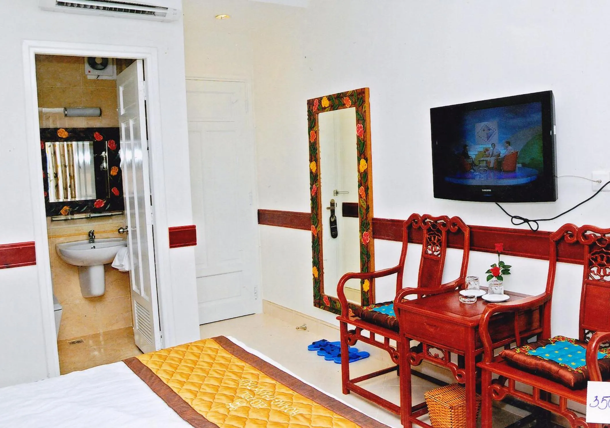 Bed in HOANG THANH THUY AIRPORT HOTEL 1 - Gần Ẩm Thực Đêm Chợ Hoàng Hoa Thám