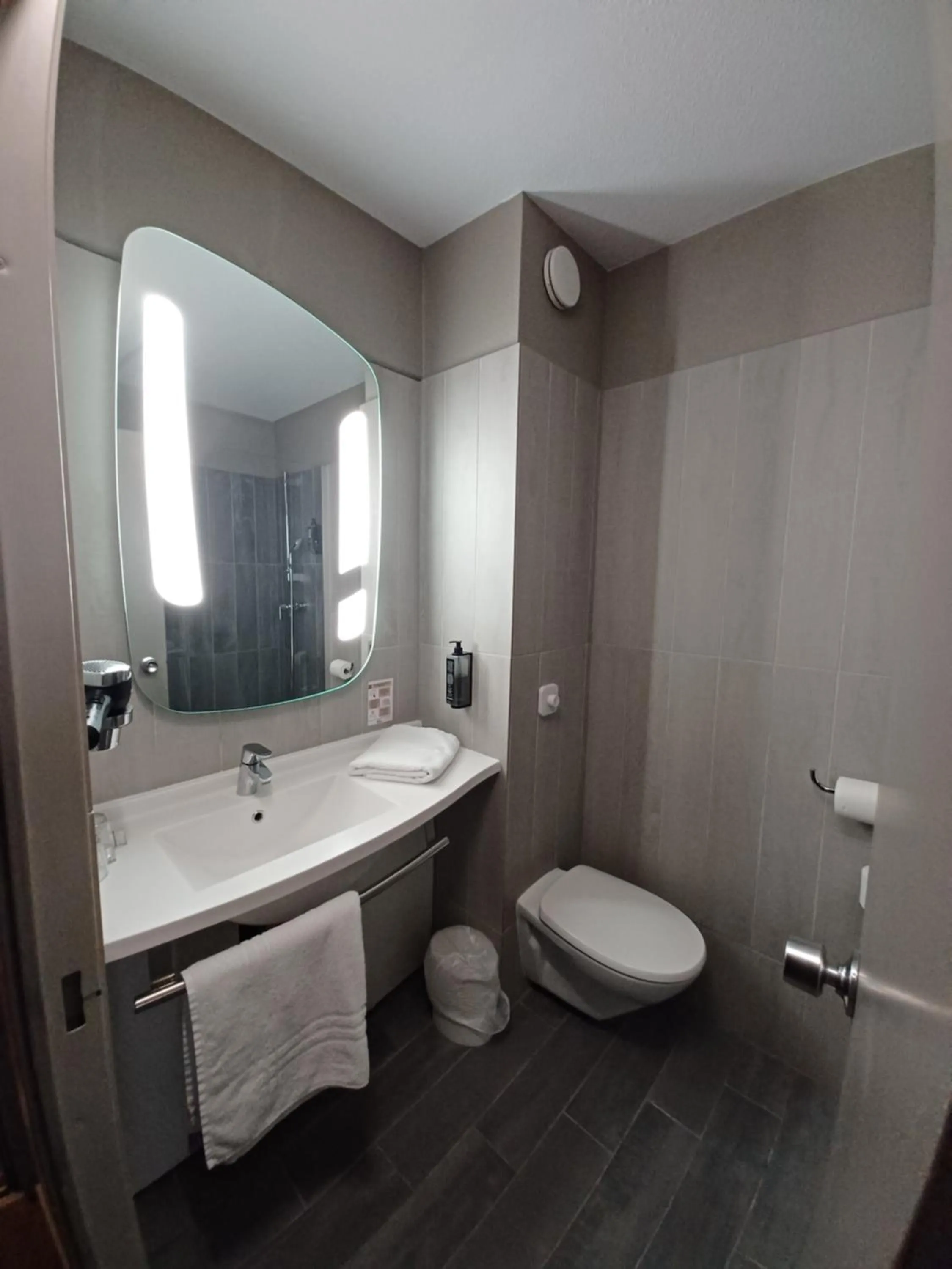 Bathroom in Ibis Toulouse Purpan Aeroport