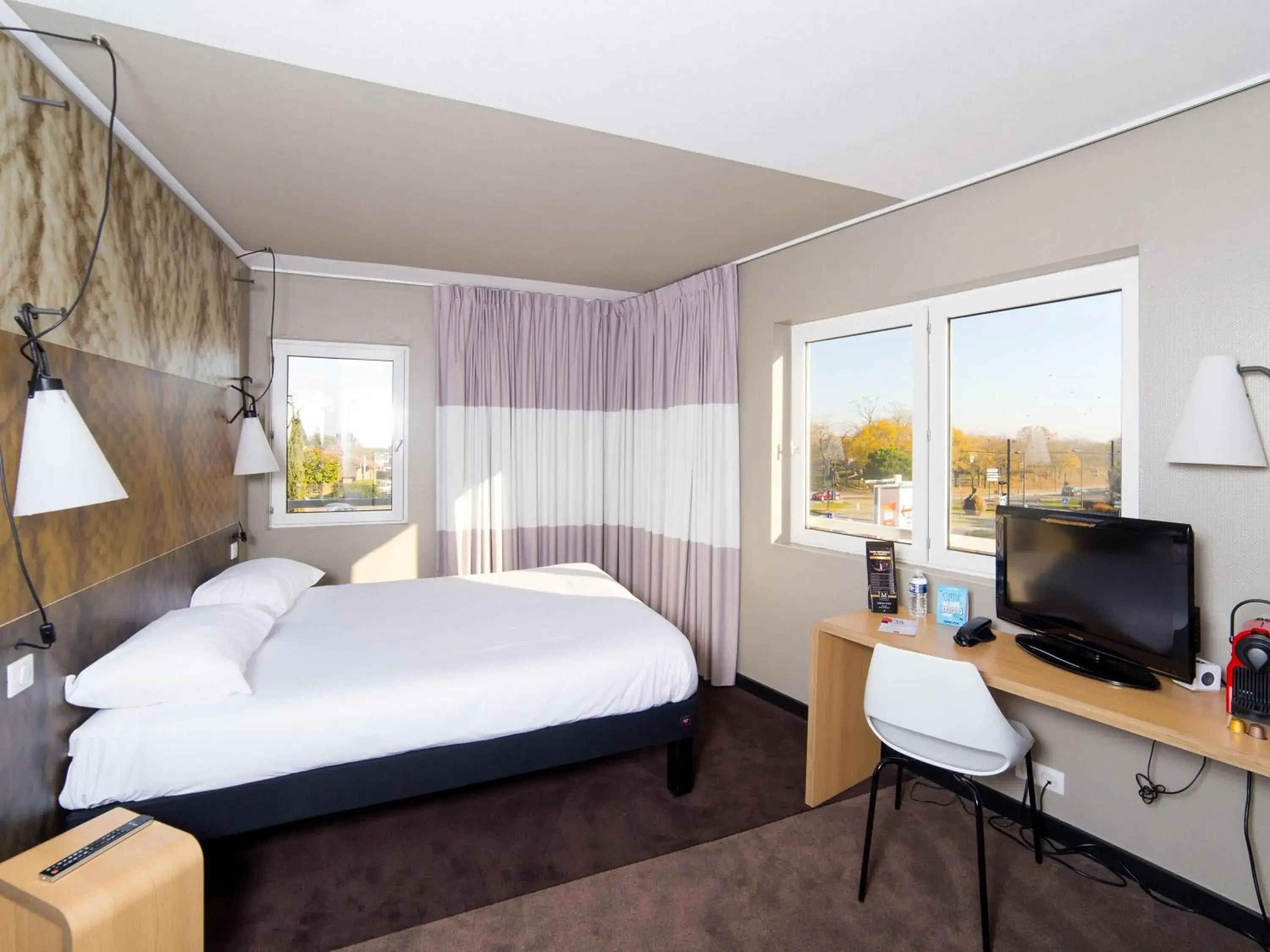 Bedroom, Bed in Ibis Toulouse Purpan Aeroport Bedroom, Bed in Ibis Toulouse Purpan Aeroport