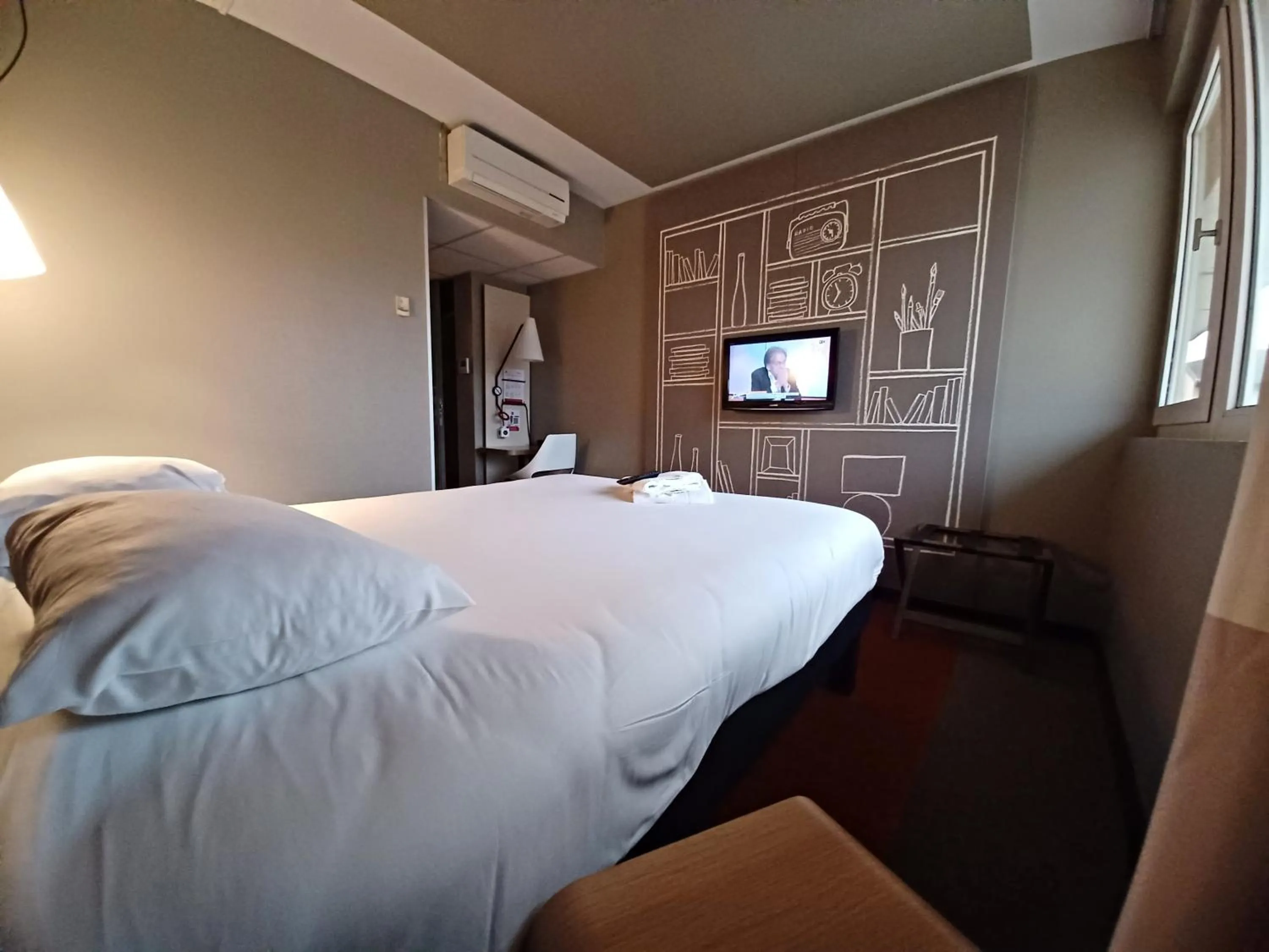 Photo of the whole room, Bed in Ibis Toulouse Purpan Aeroport