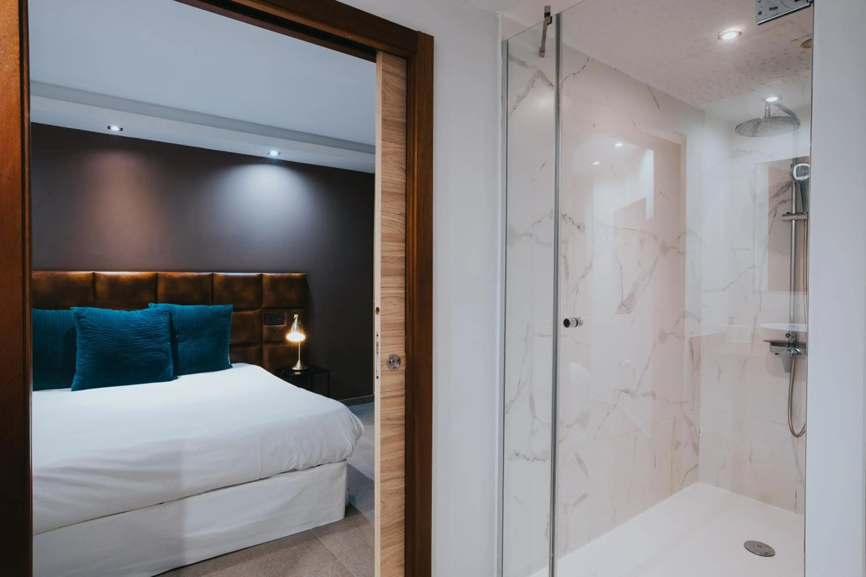 Shower, Bed in Poem Suites, Las Canteras