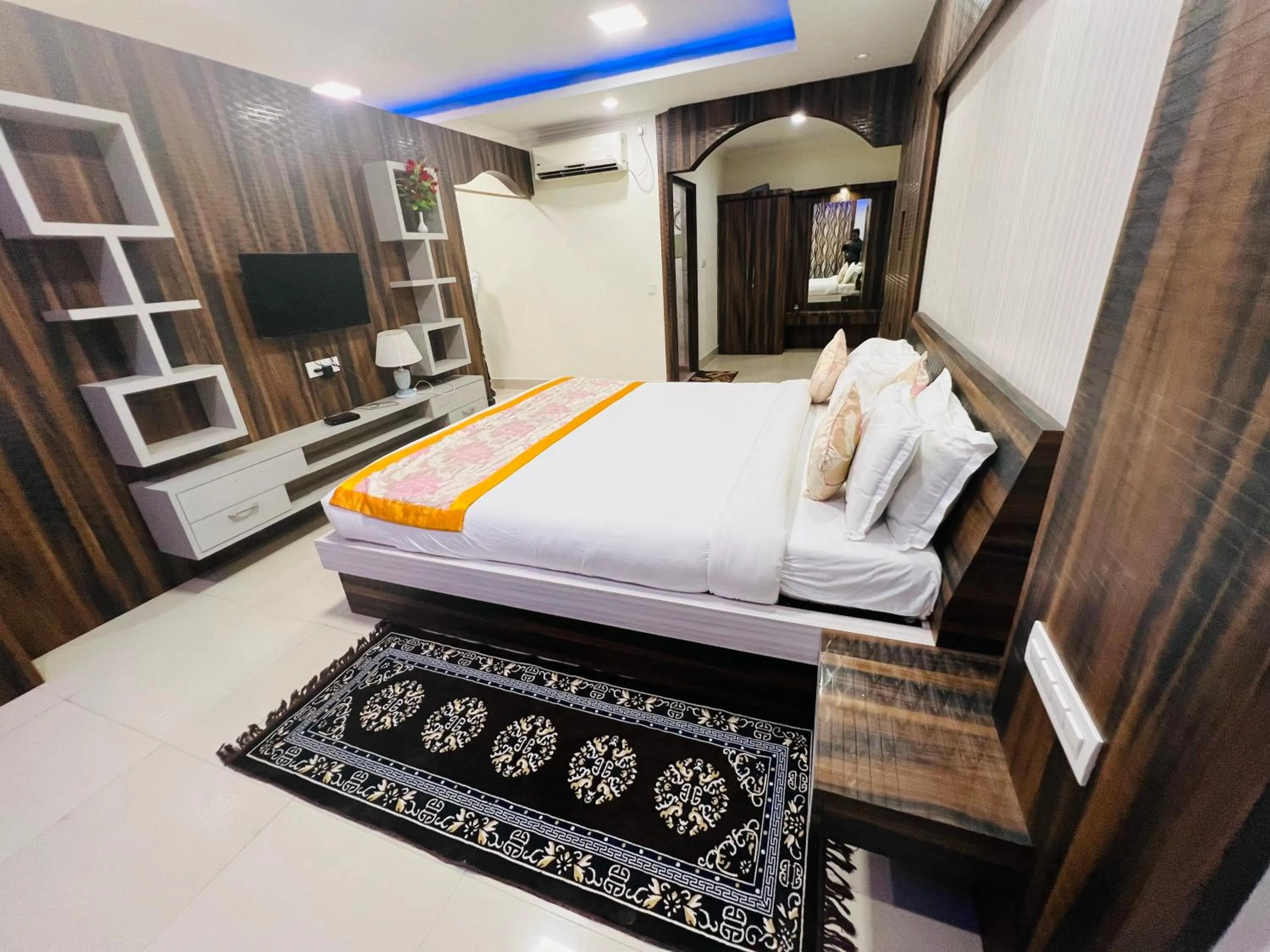 Bedroom, Bed in Bodhgaya Regency Hotel