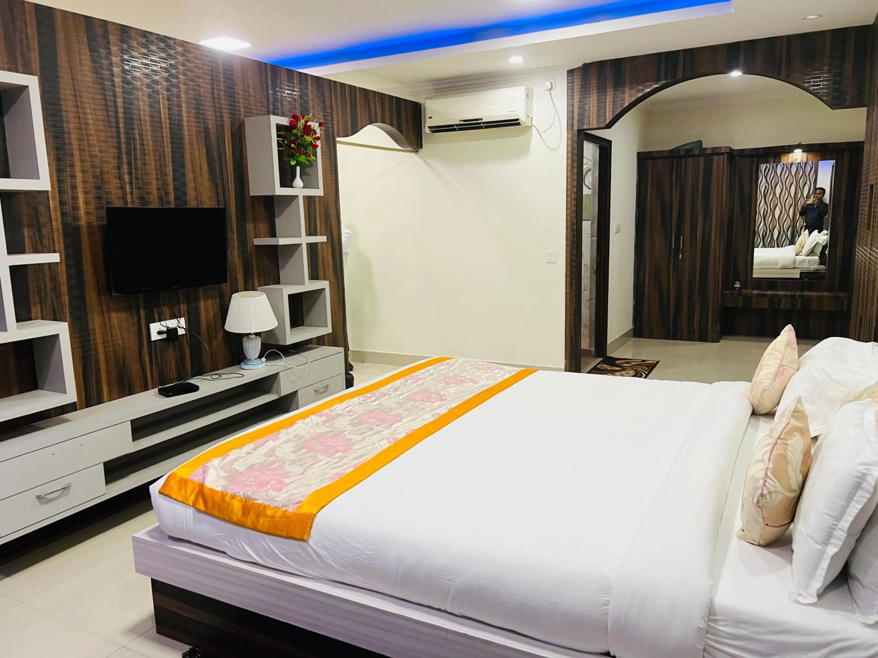 Bedroom, Bed in Bodhgaya Regency Hotel
