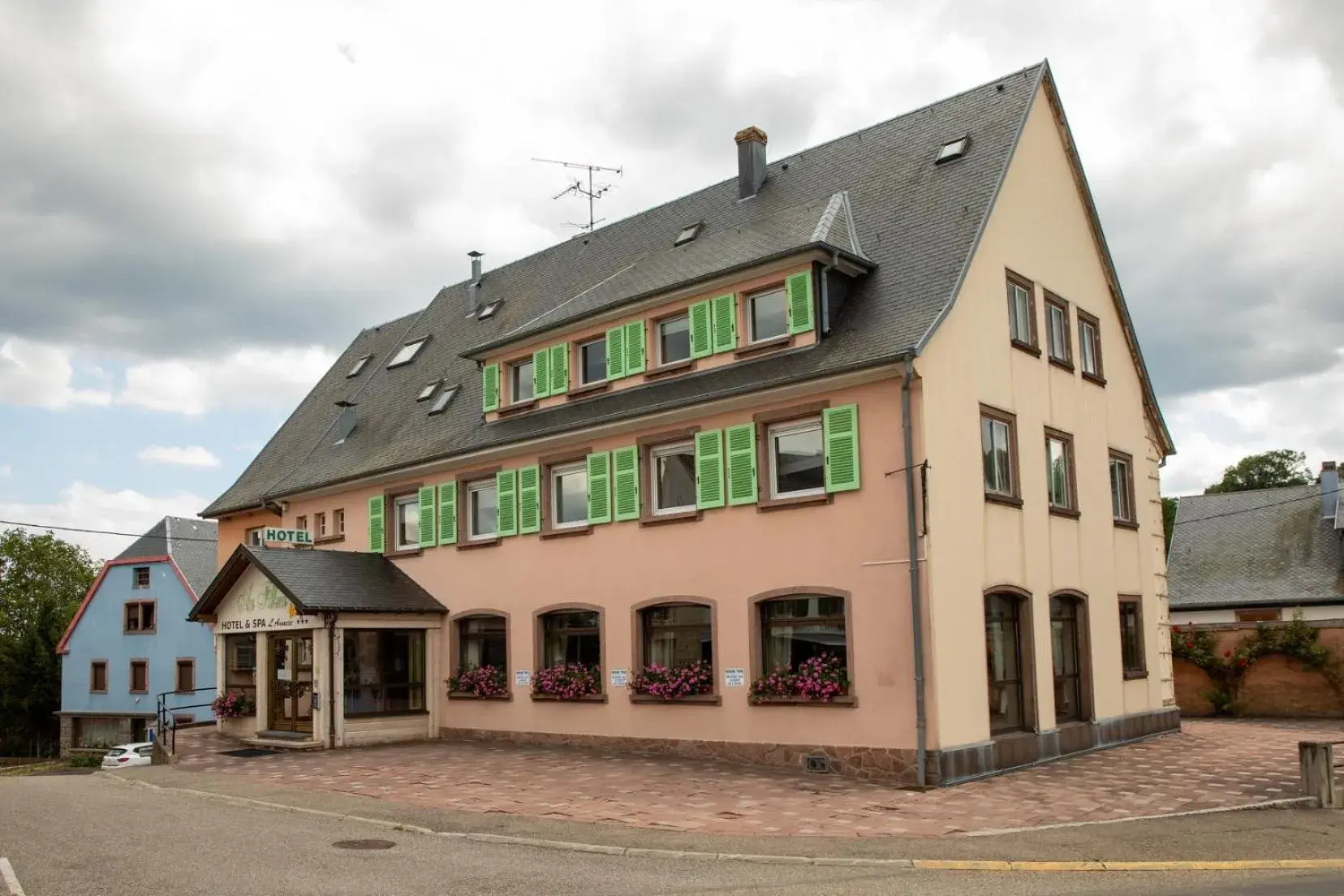 Standard Twin Room in Hôtel Restaurant et Spa Au Tilleul Standard Twin Room in Hôtel Restaurant et Spa Au Tilleul