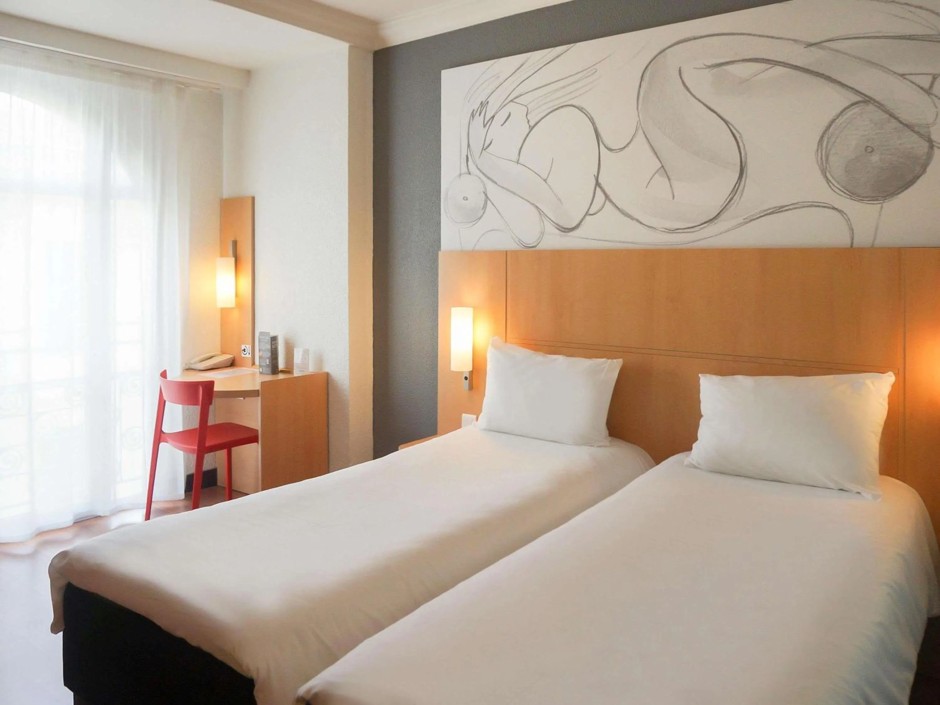 Bedroom, Bed in ibis Nice Centre Notre Dame