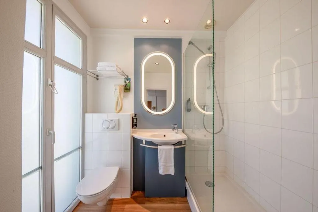 Shower in ibis Nice Centre Notre Dame