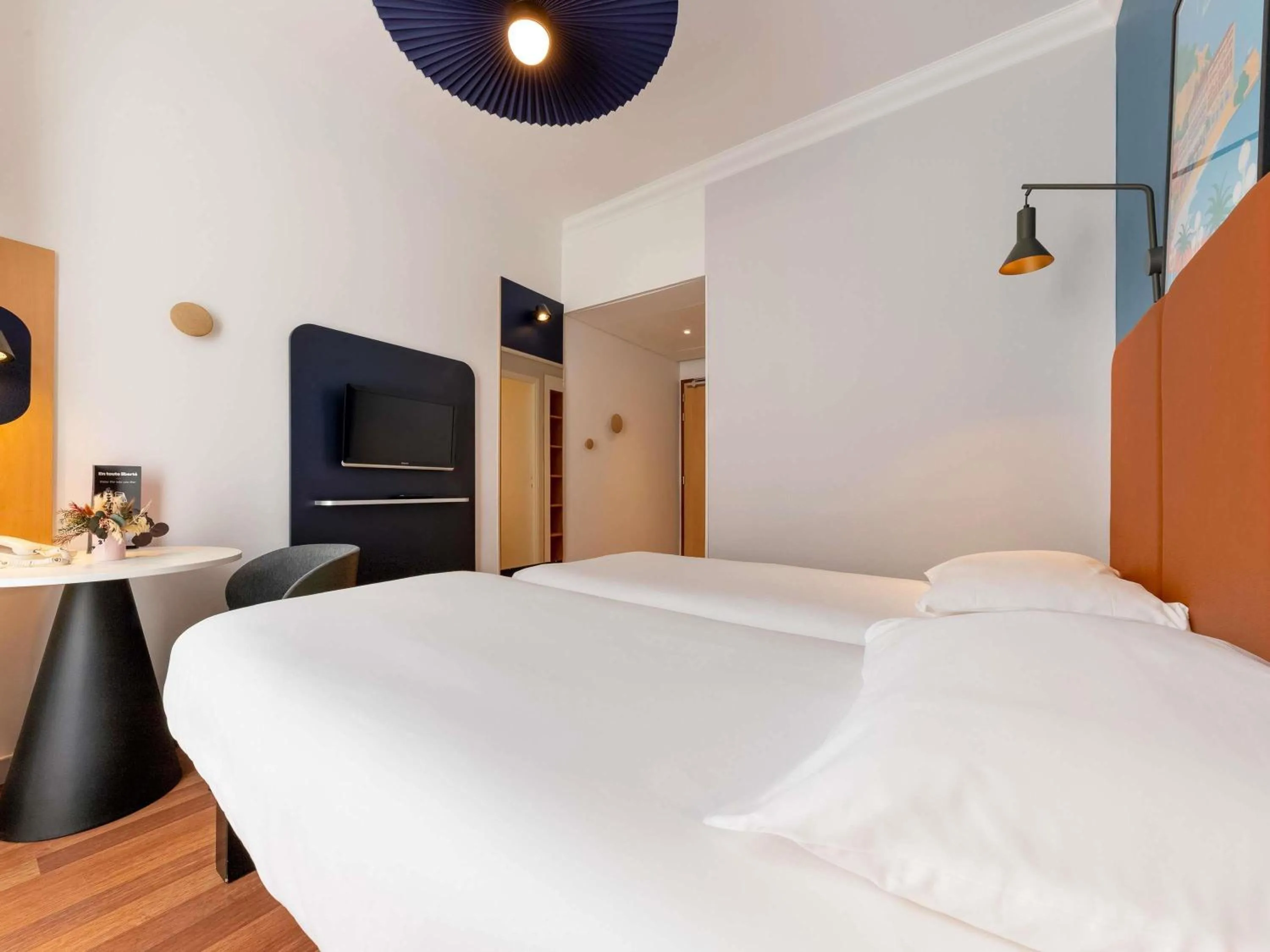 Bedroom, Bed in ibis Nice Centre Notre Dame