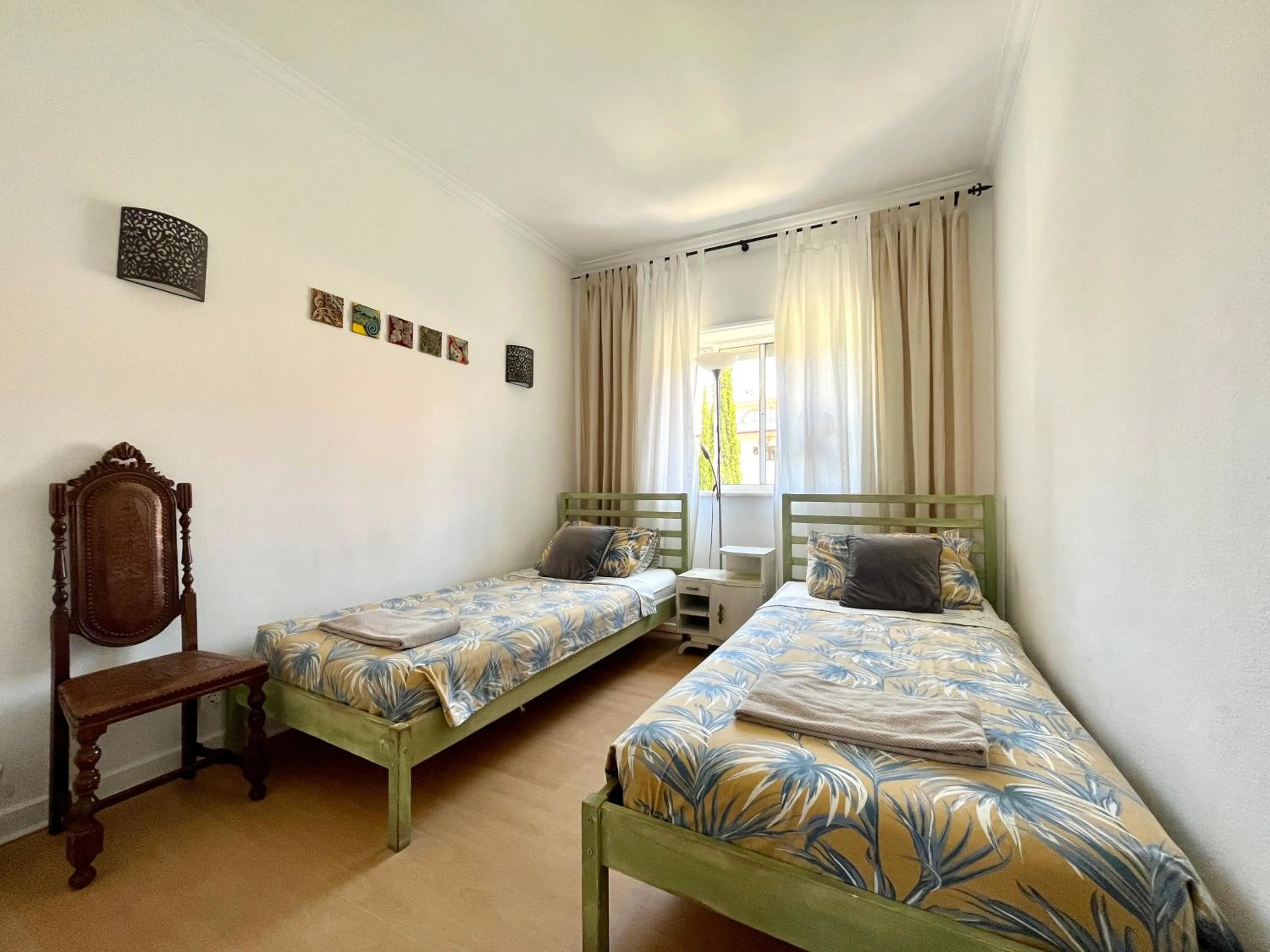 Twin Room with Shared Bathroom in Ljmonade Hostel
