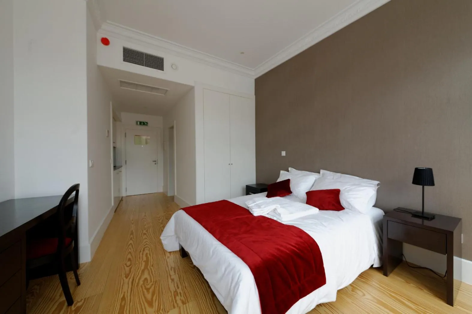 Photo of the whole room, Bed in Guimarães Studios Lounge