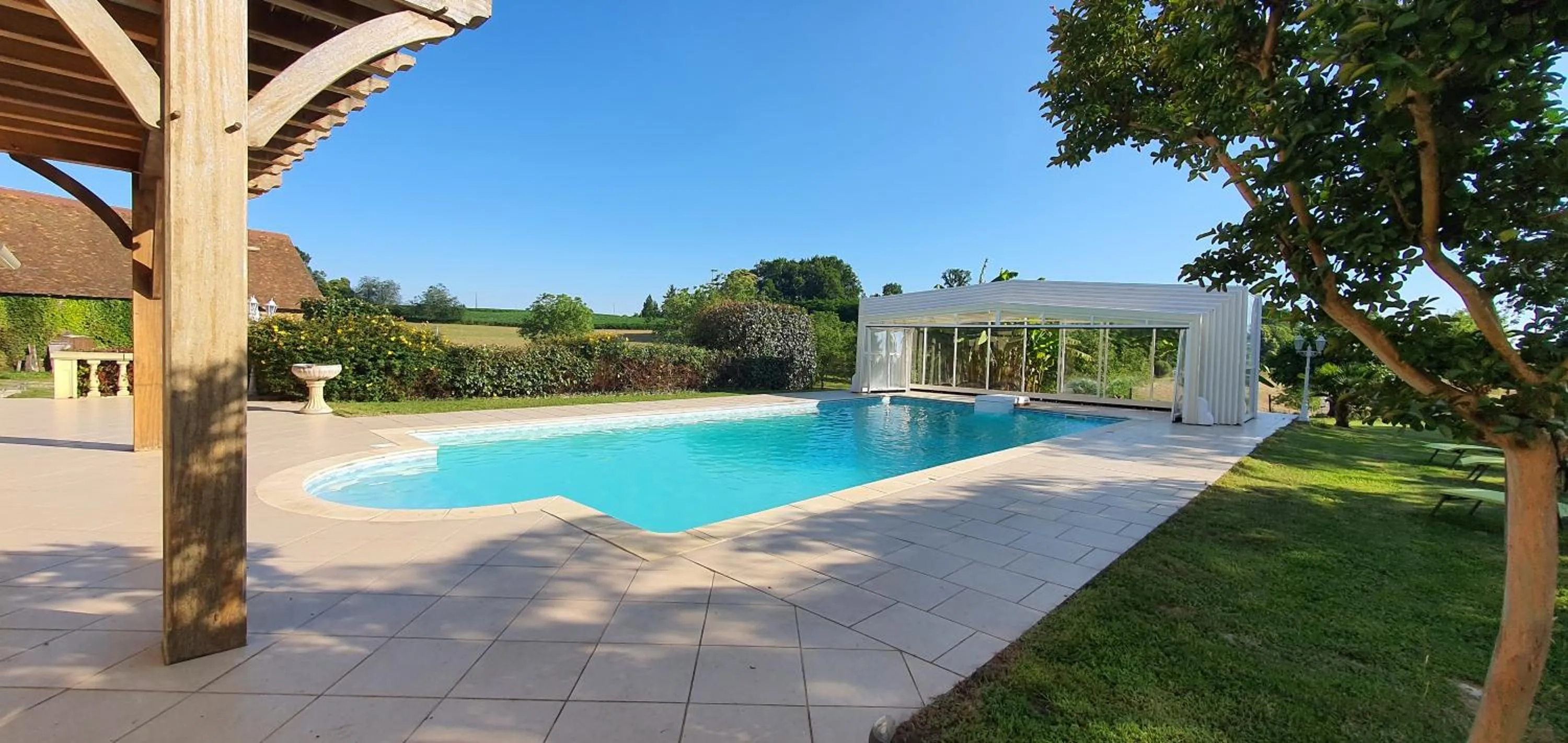 Swimming pool in La Ferme de Laupilière
