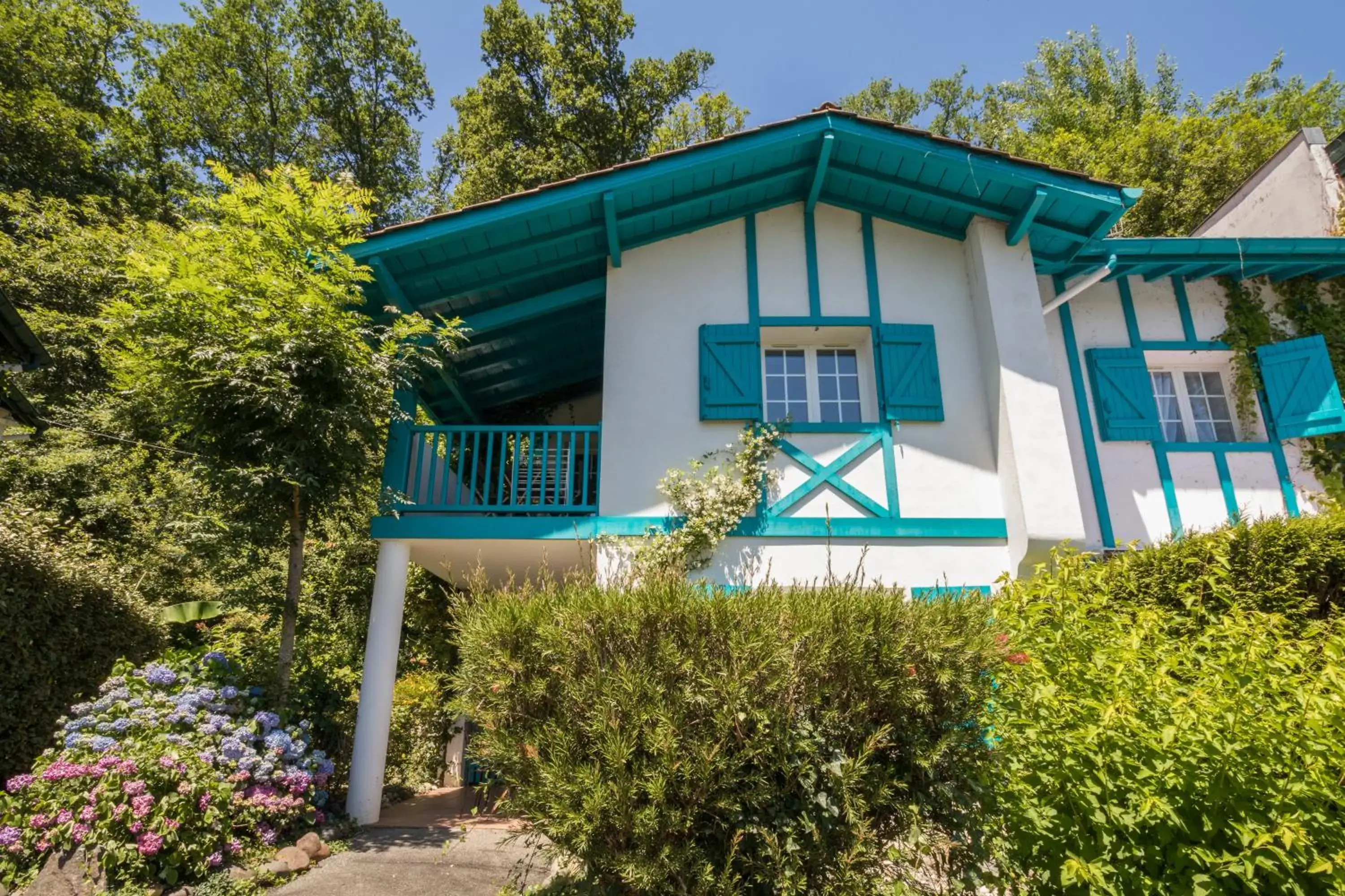 Property building in Les Collines Iduki Property building in Les Collines Iduki