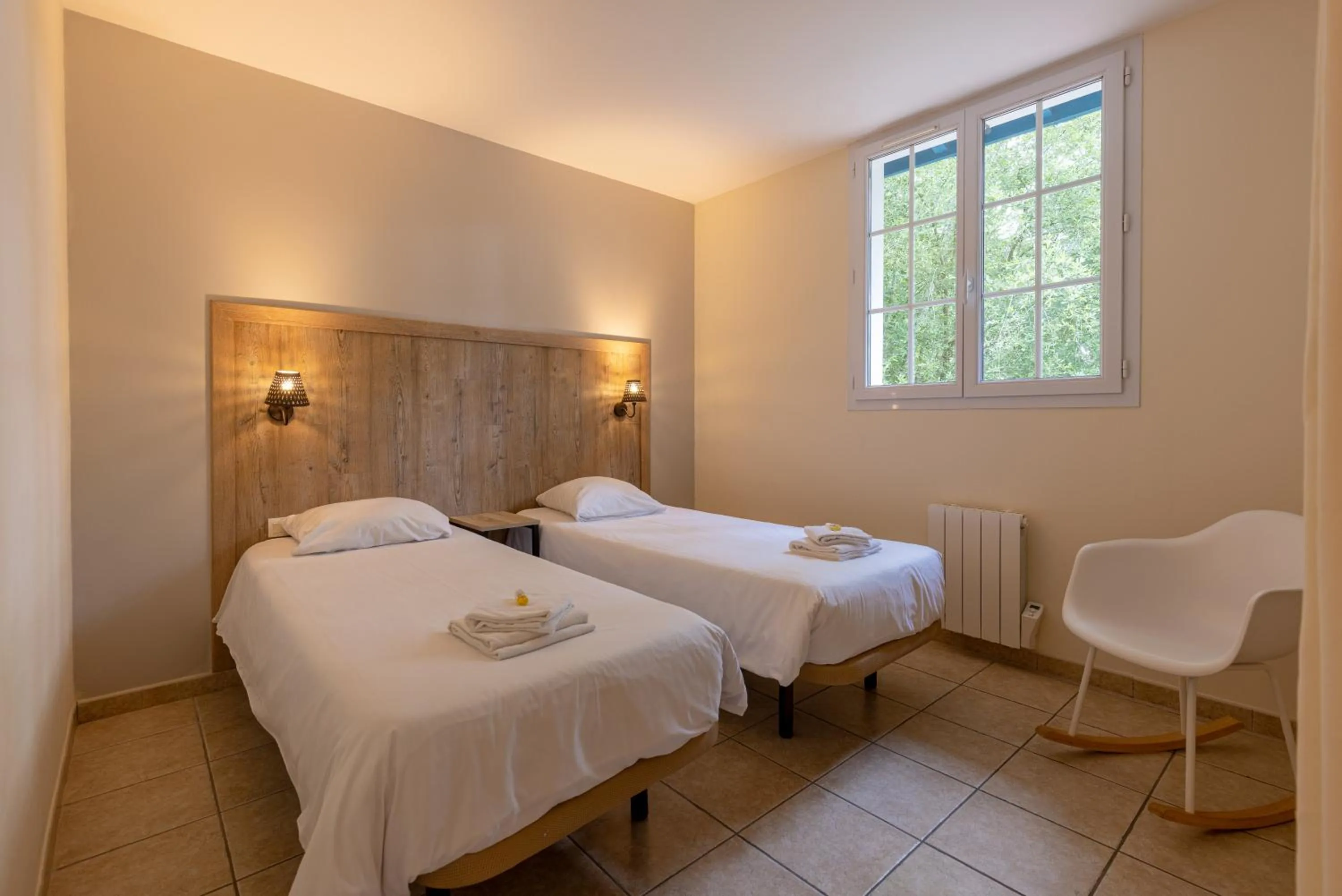 Photo of the whole room, Bed in Les Collines Iduki