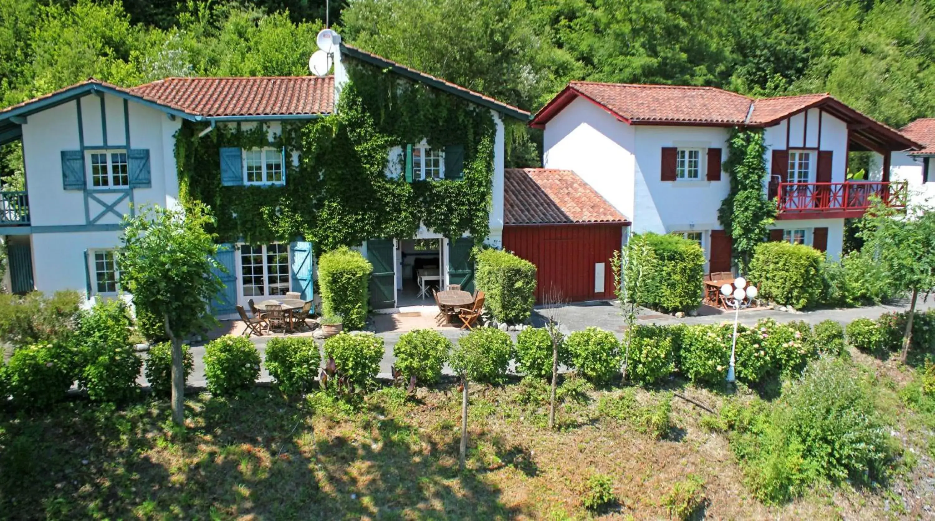 Property building in Les Collines Iduki Property building in Les Collines Iduki