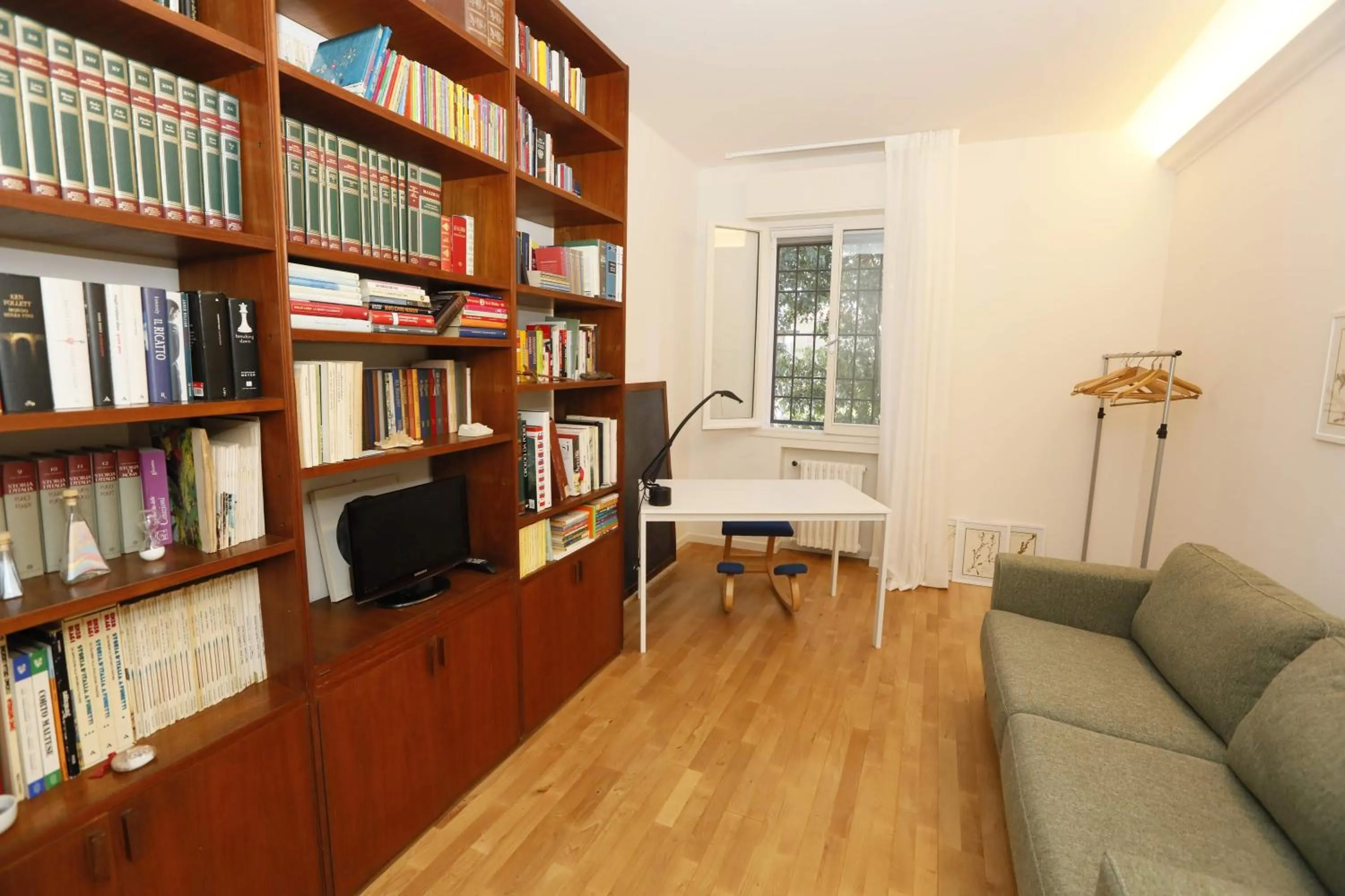 Library in Pisacane61 B&B