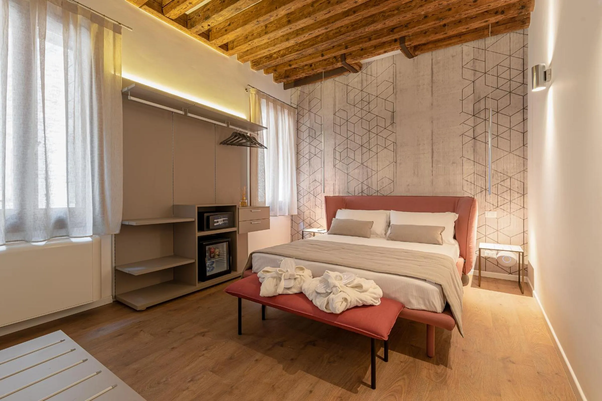 Photo of the whole room, Bed in La Finestra sulle Beccarie