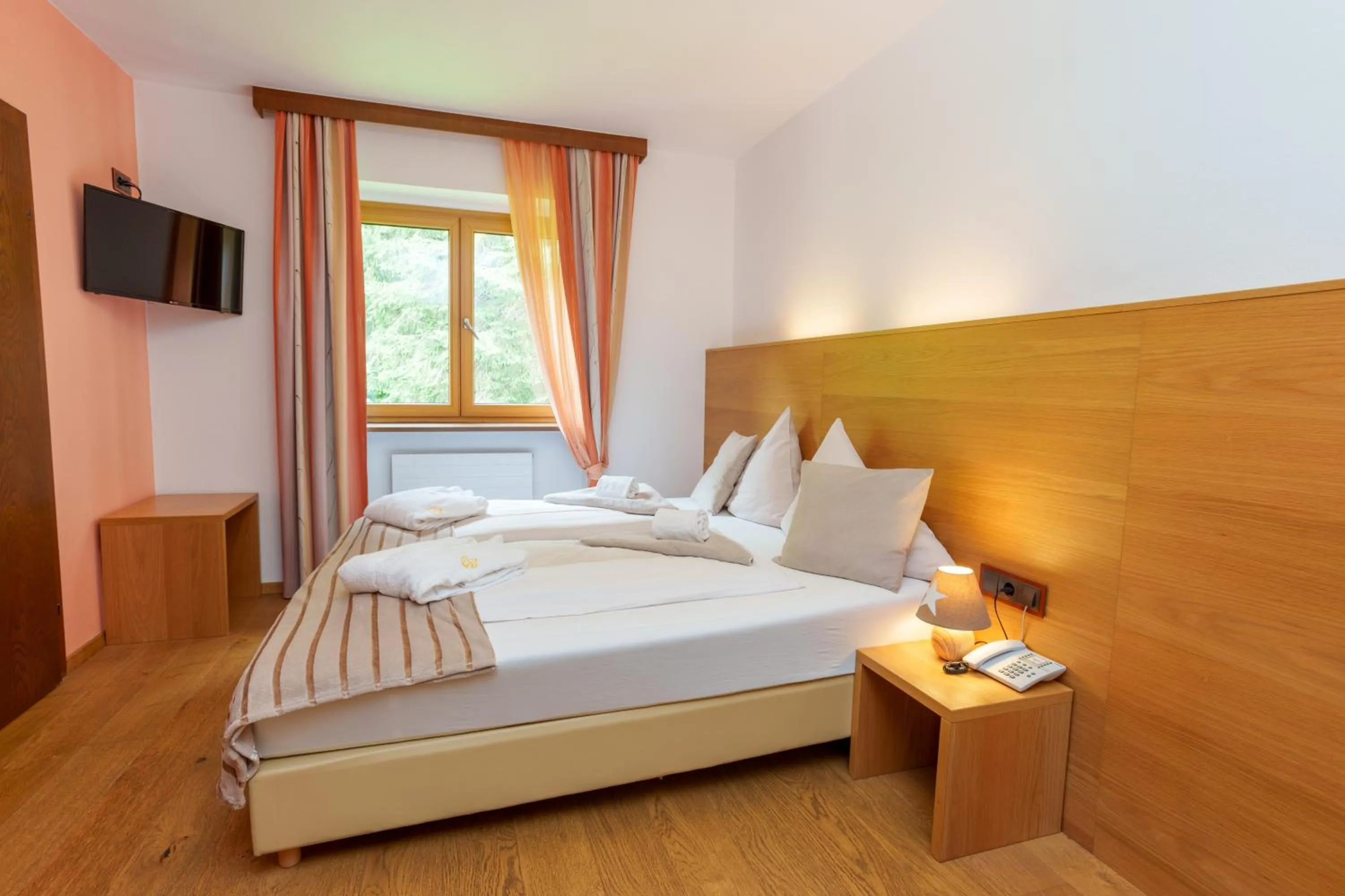 Photo of the whole room, Bed in Hotel Künstleralm