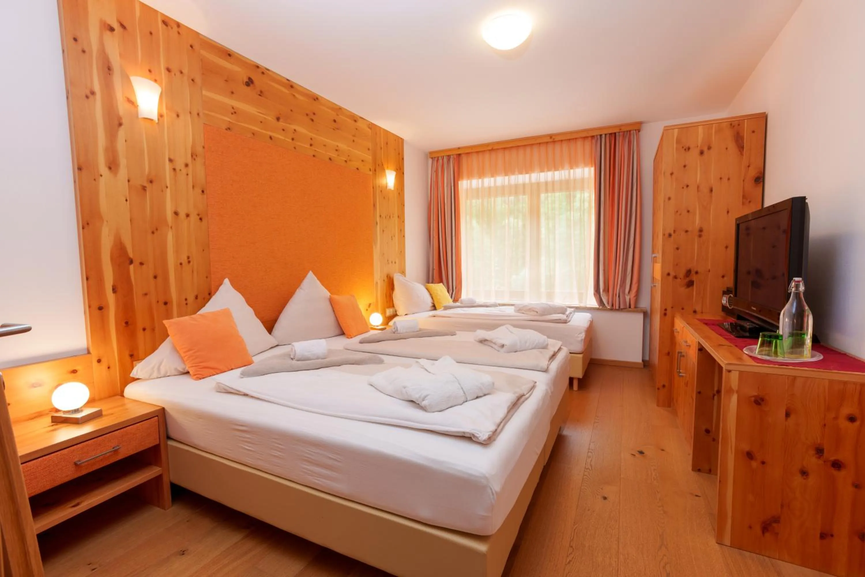 Photo of the whole room, Bed in Hotel Künstleralm