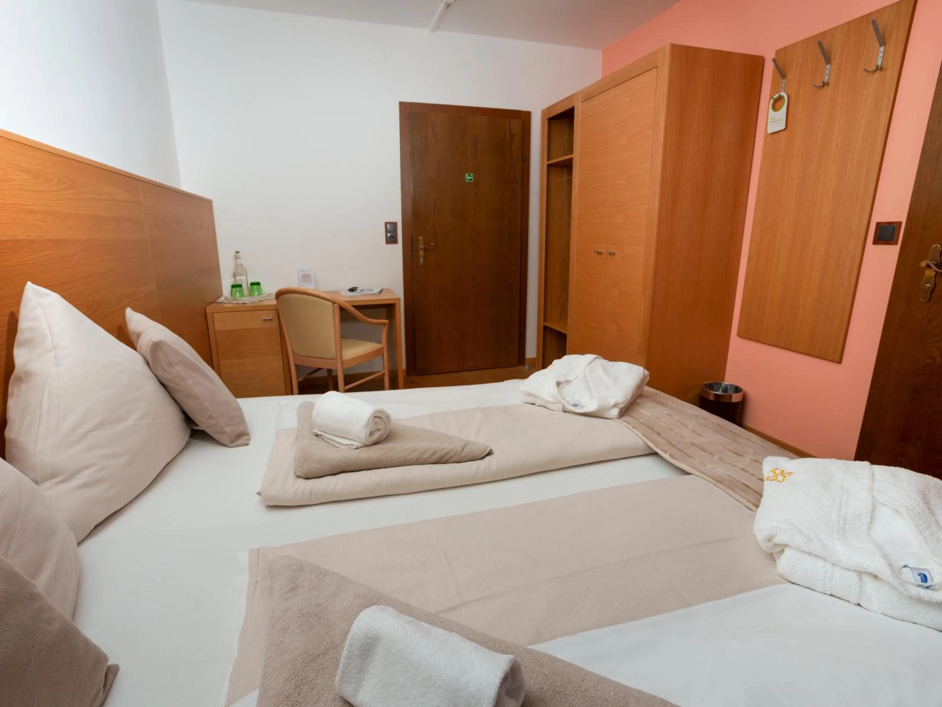 Photo of the whole room, Bed in Hotel Künstleralm