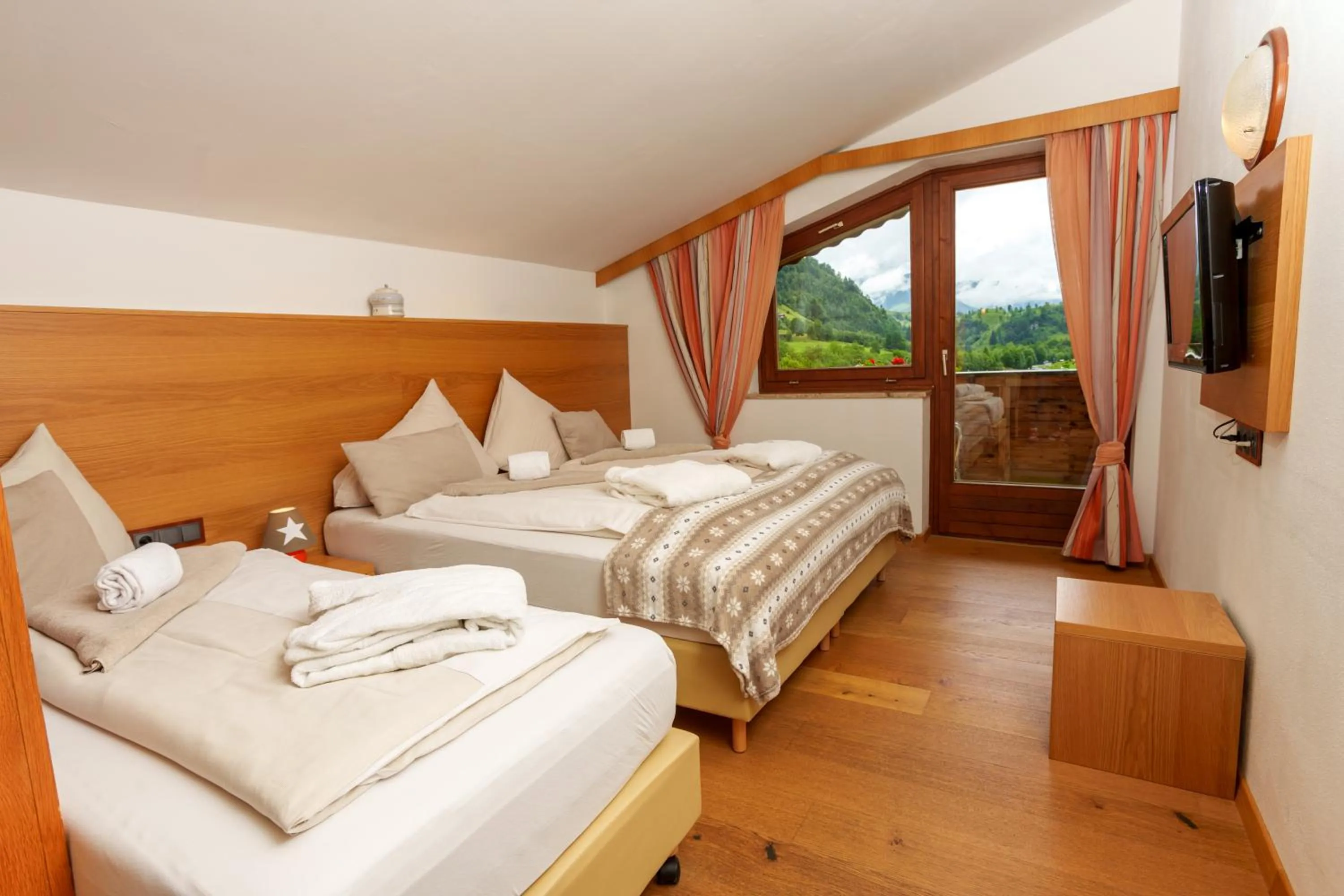 Photo of the whole room, Bed in Hotel Künstleralm