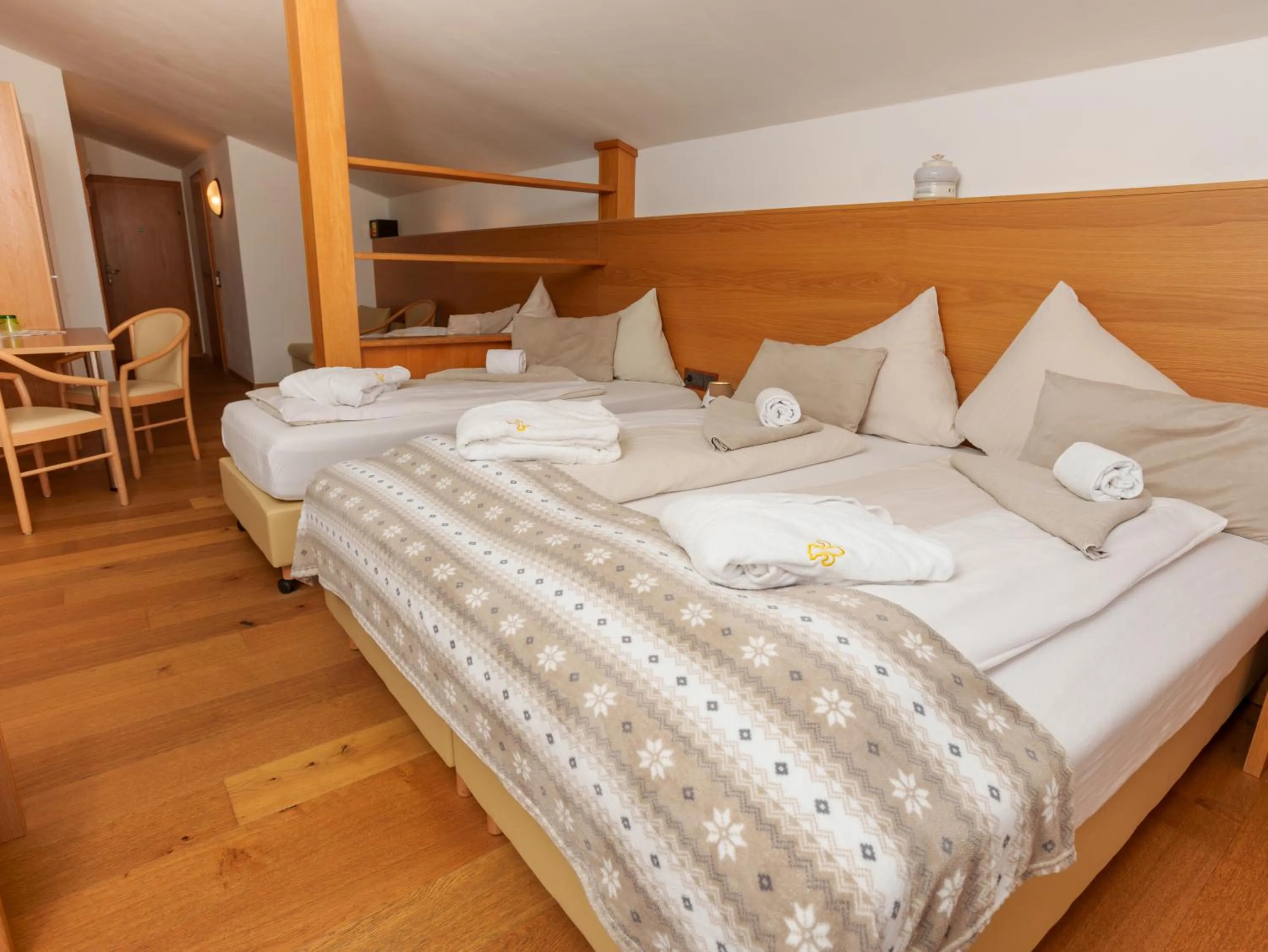 Photo of the whole room, Bed in Hotel Künstleralm