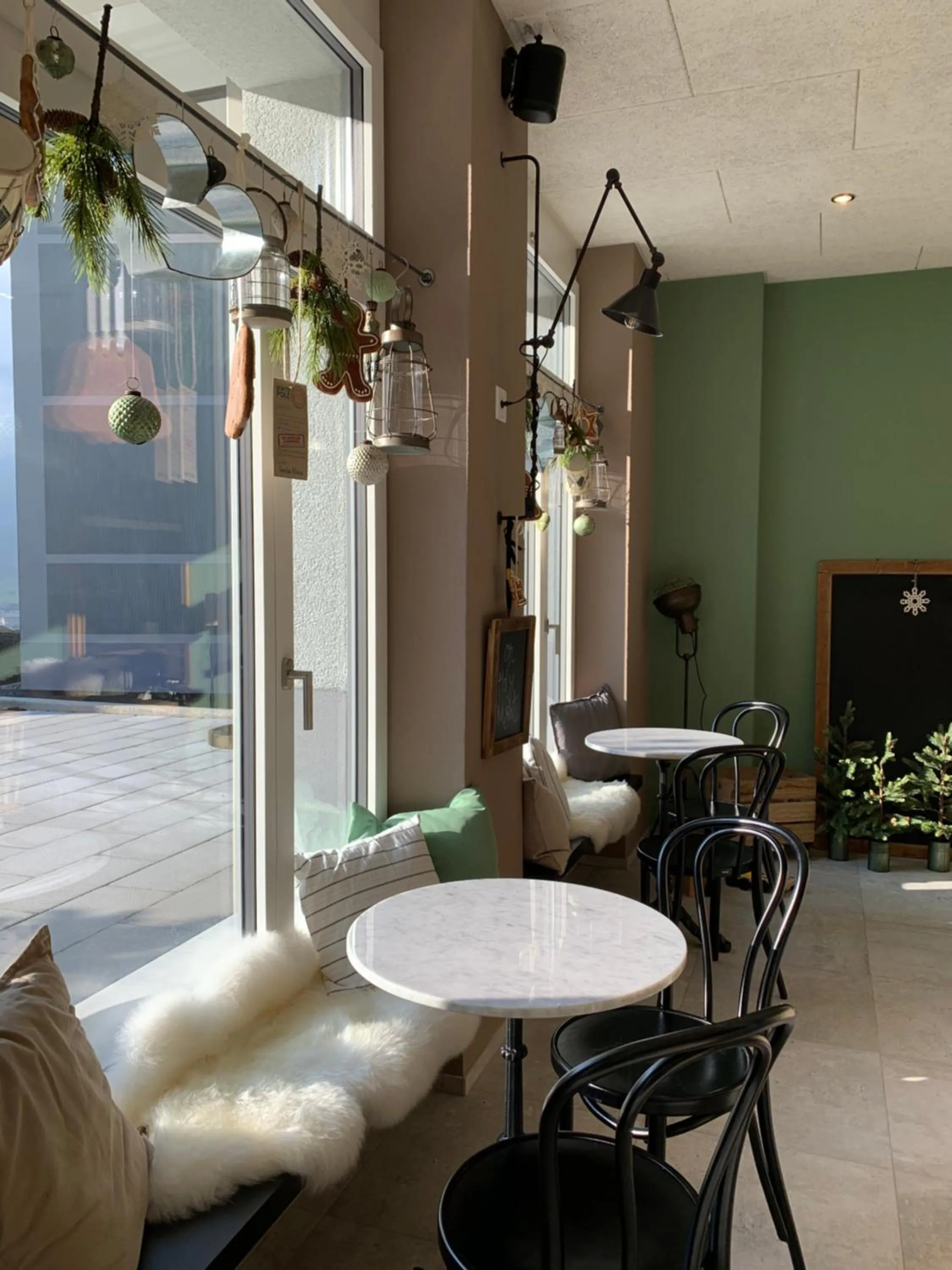 Restaurant/places to eat in Emma's B&B - Self Check-in Hotel