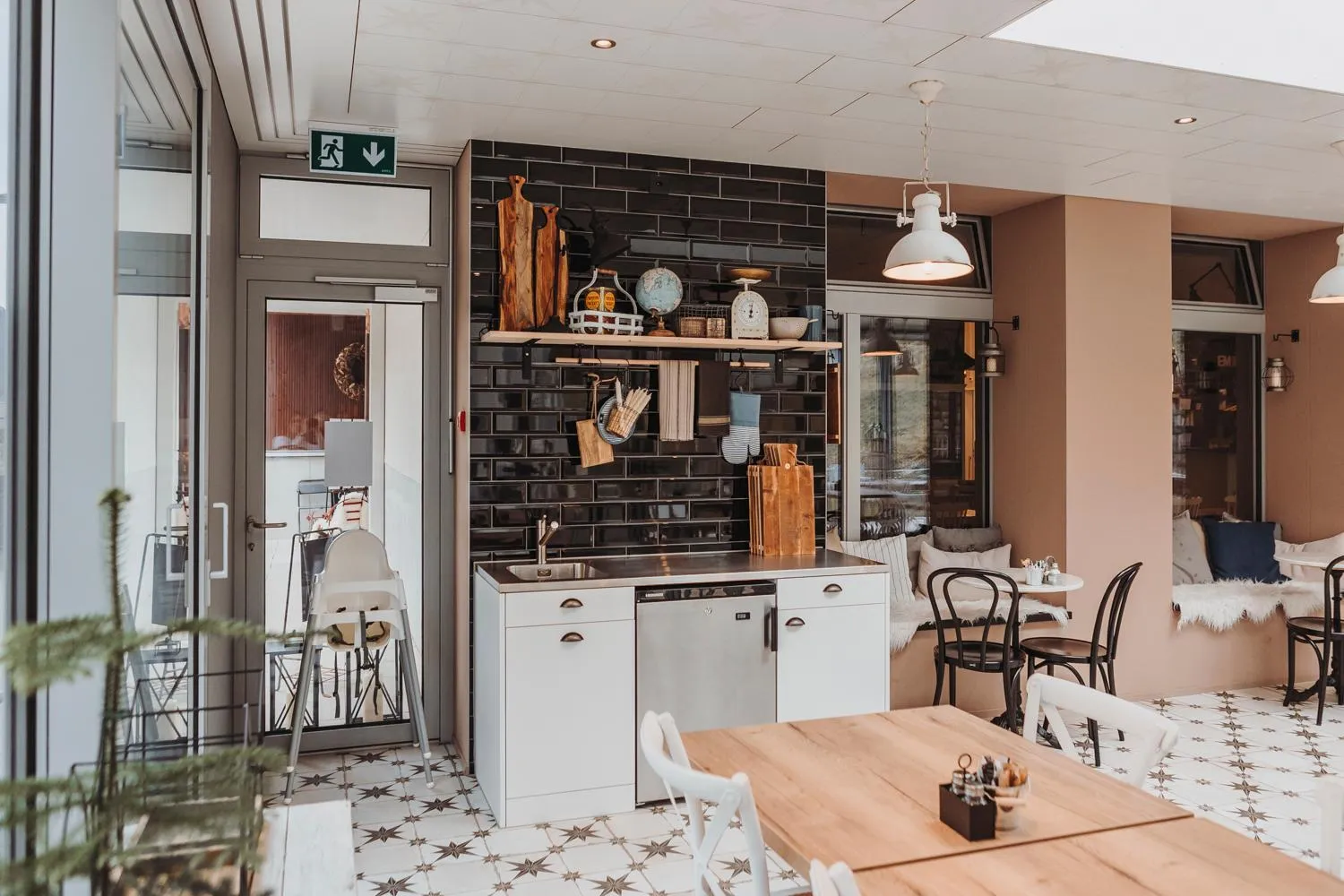 Restaurant/places to eat in Emma's B&B - Self Check-in Hotel