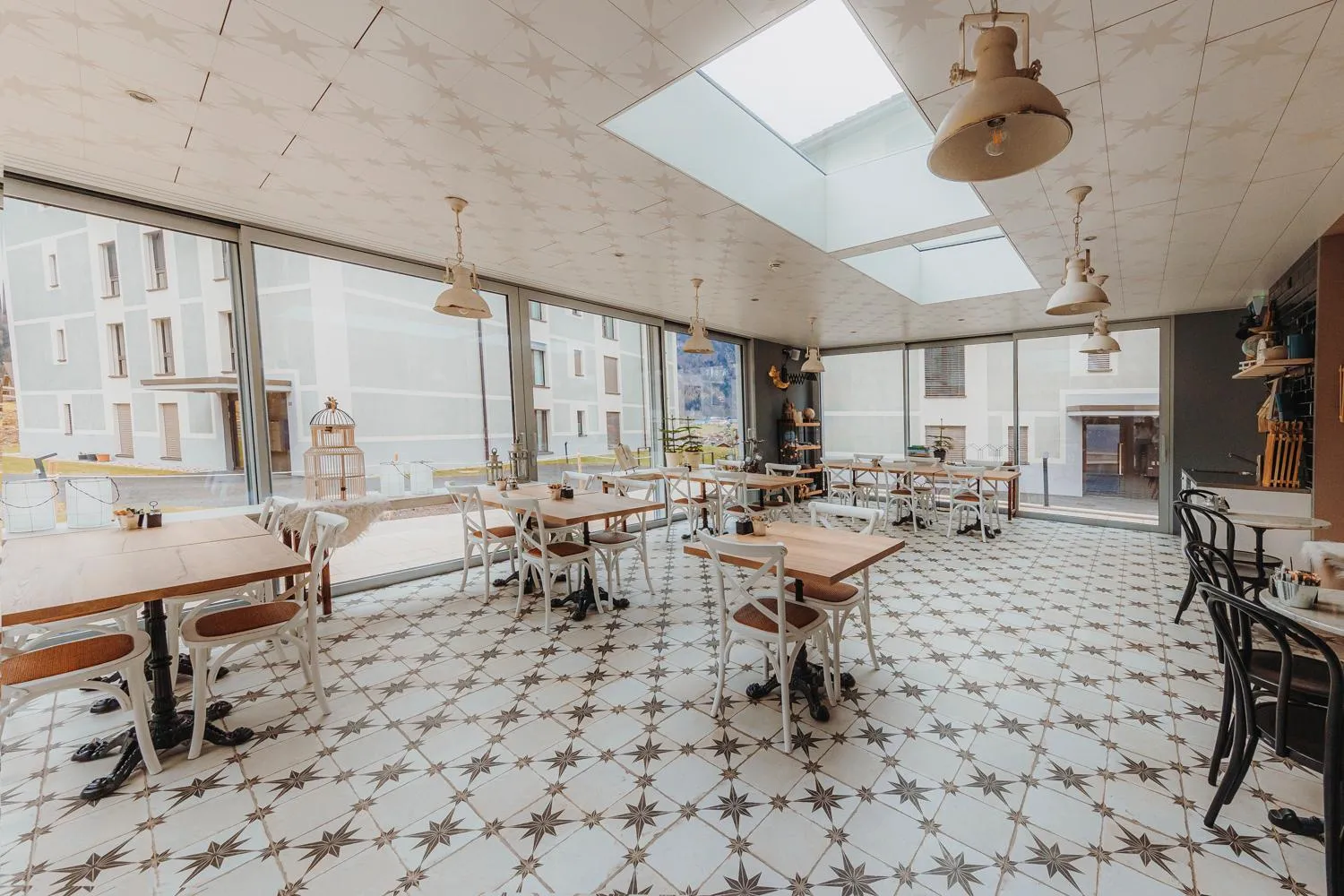 Restaurant/places to eat in Emma's B&B - Self Check-in Hotel