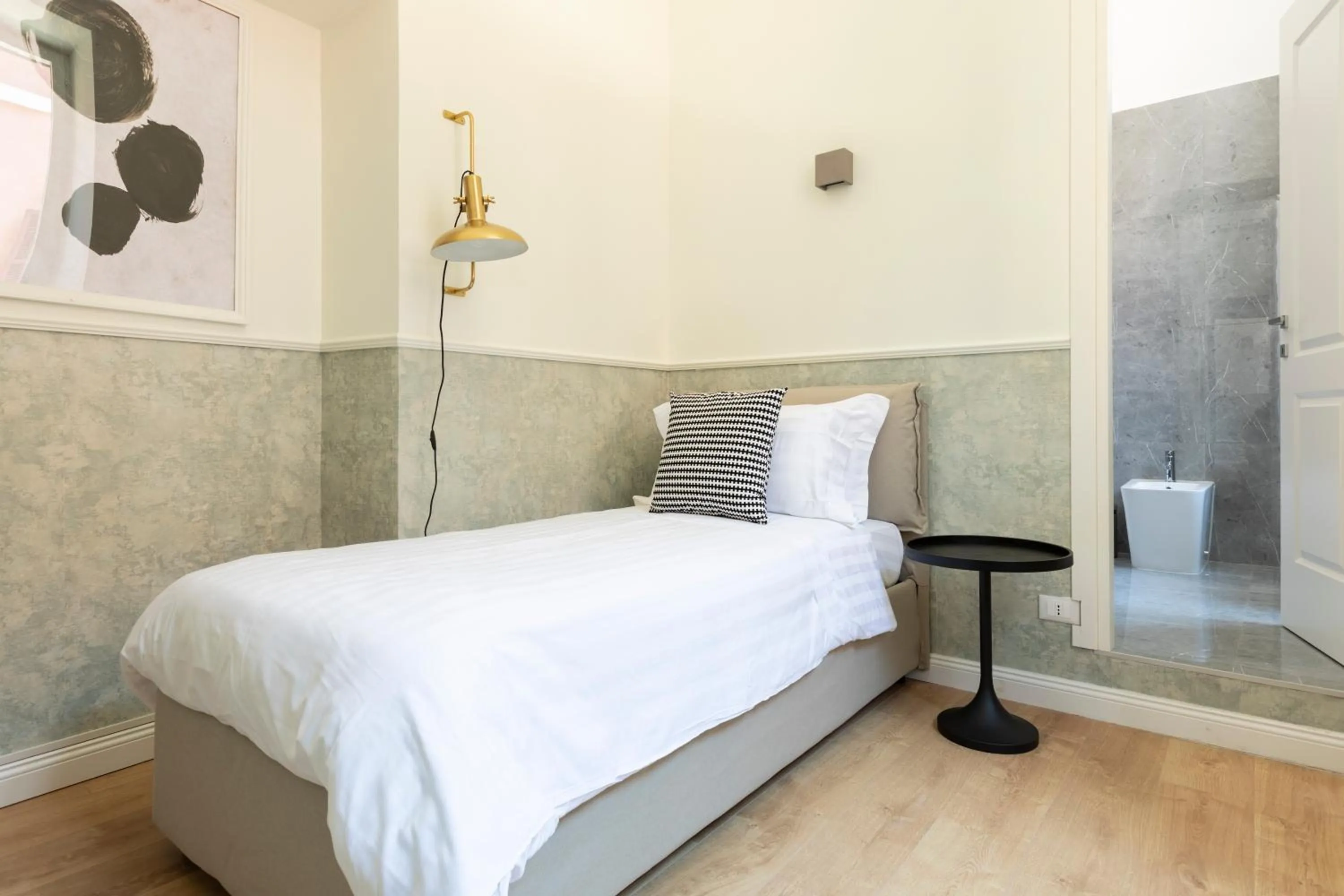 Bed in Louly Spanish Steps