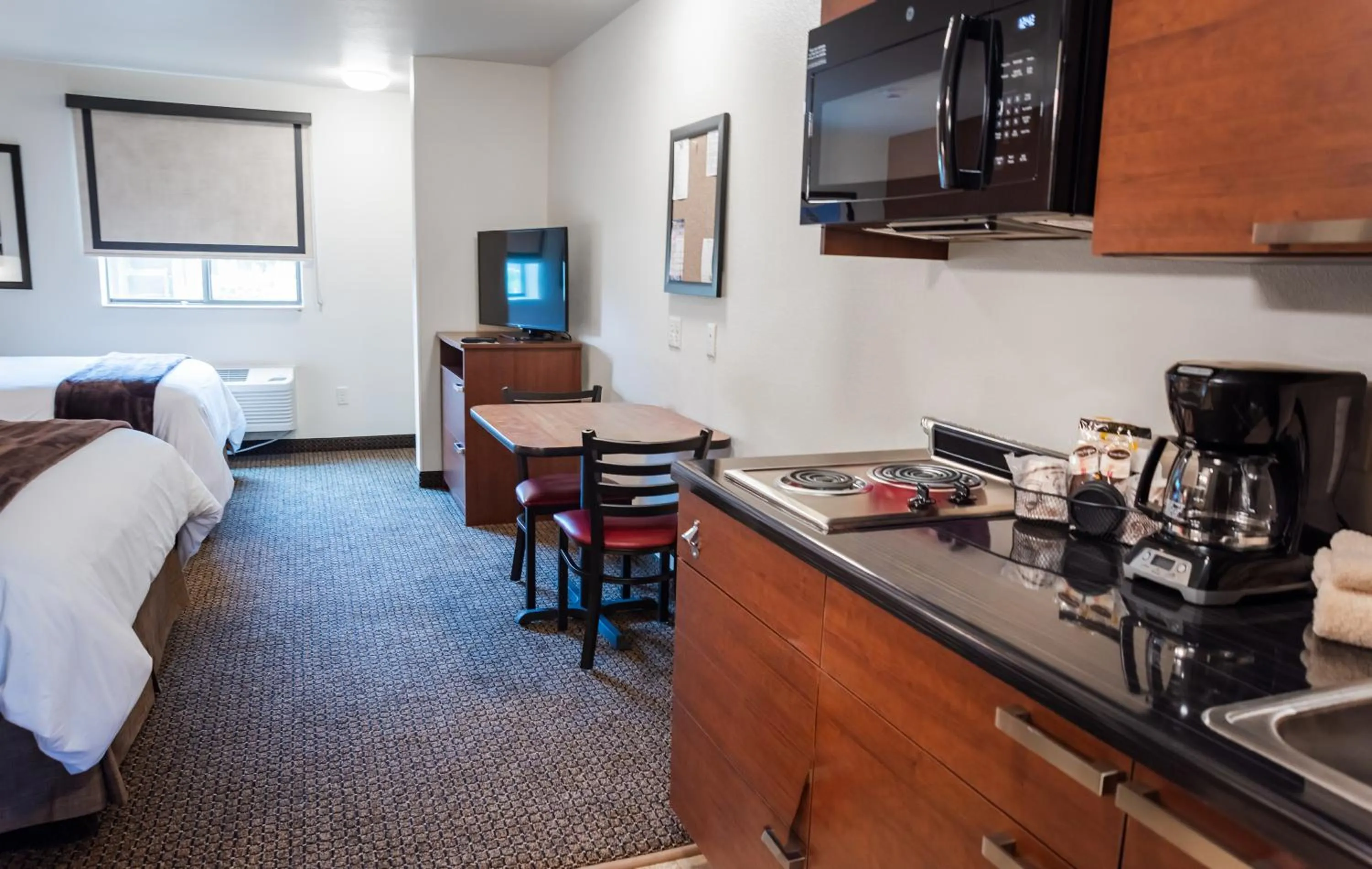 Kitchen or kitchenette, Bed in My Place Hotel-Overland Park, KS
