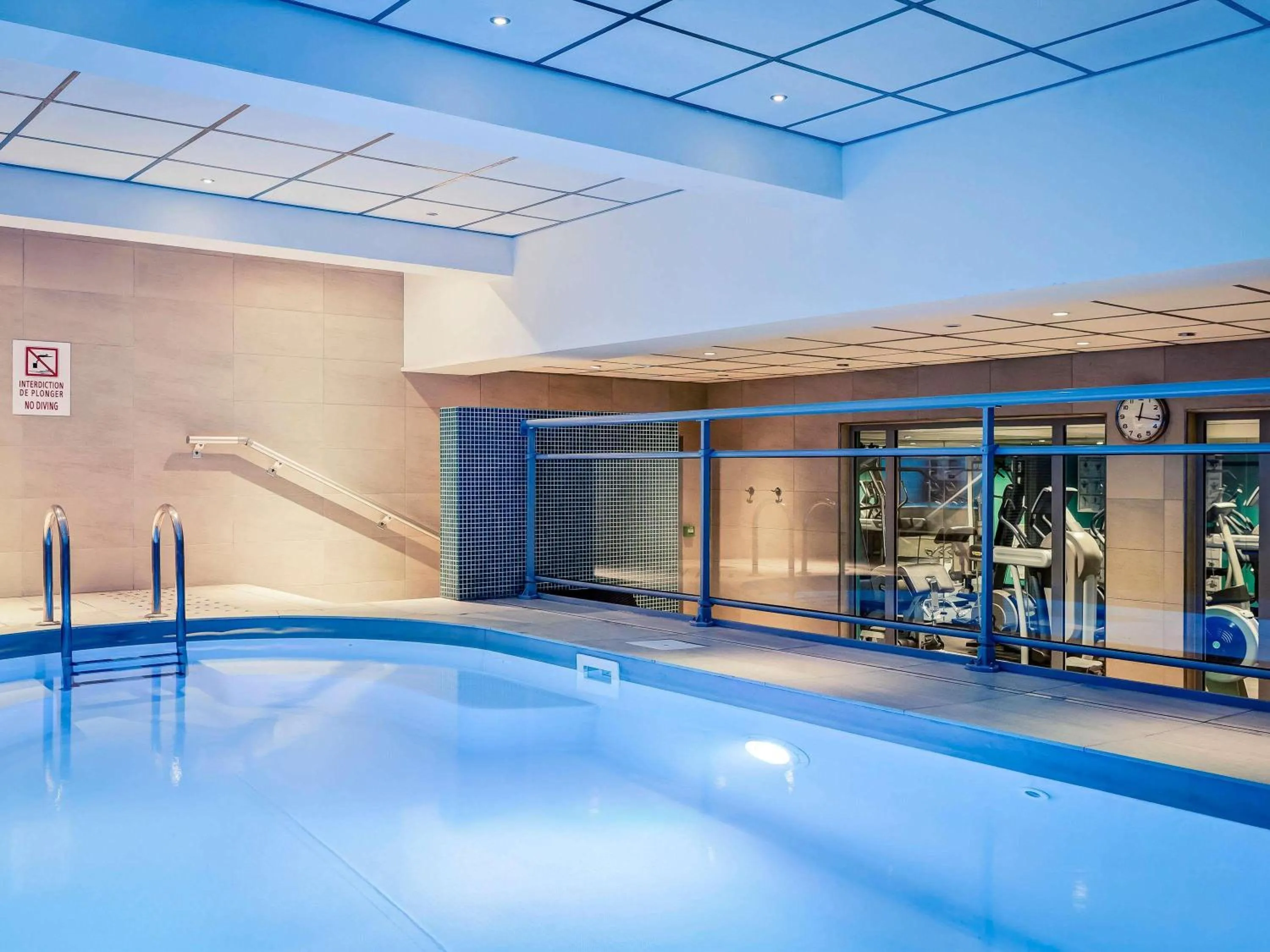 Swimming pool in Mercure Lyon Centre Saxe Lafayette