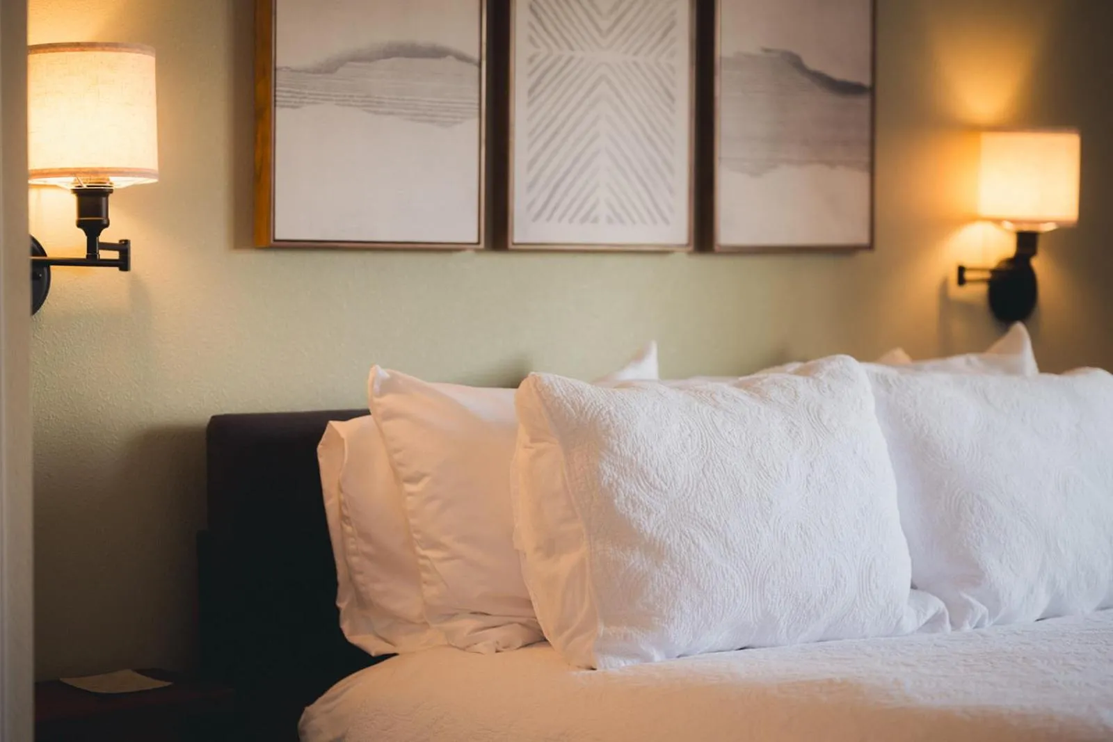 Deluxe Queen Room - Chamomile  in Trumpeter Inn