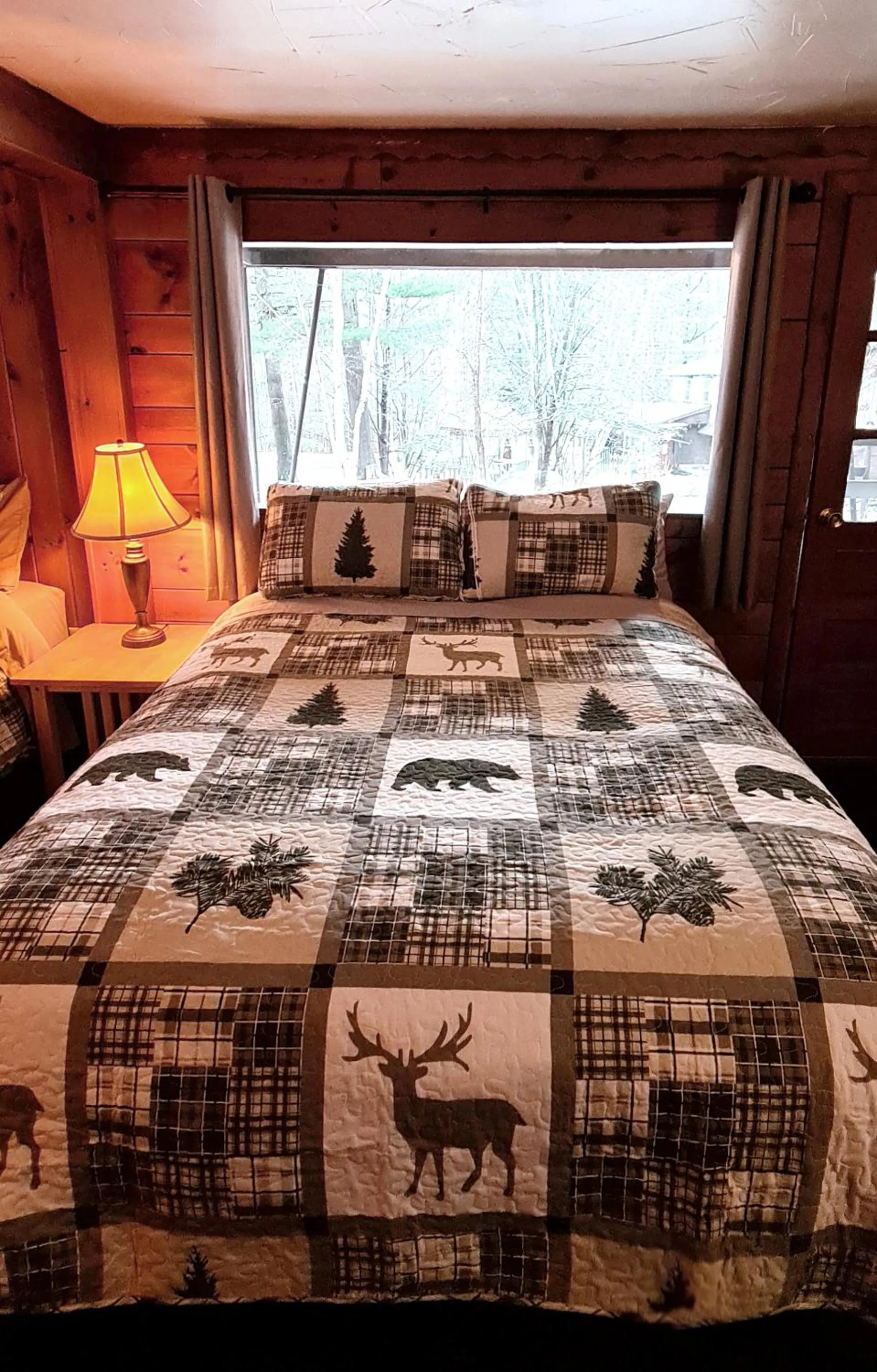 Living room, Bed in The Wilderness Inn: Chalets