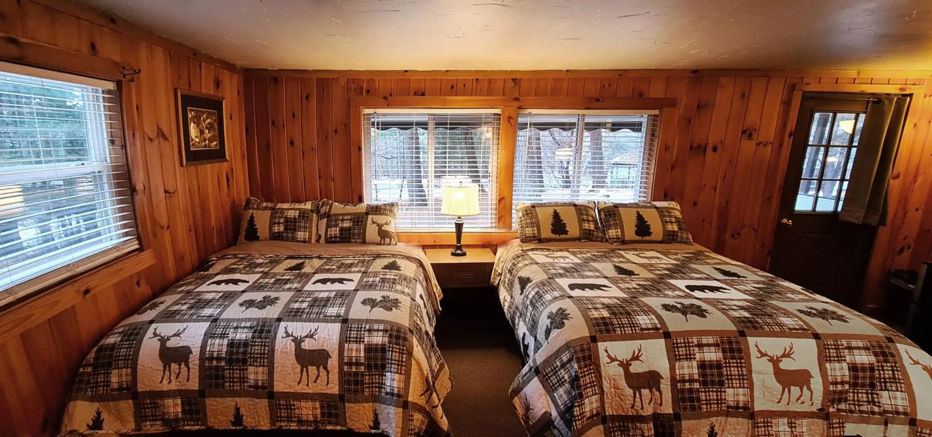 Living room, Bed in The Wilderness Inn: Chalets