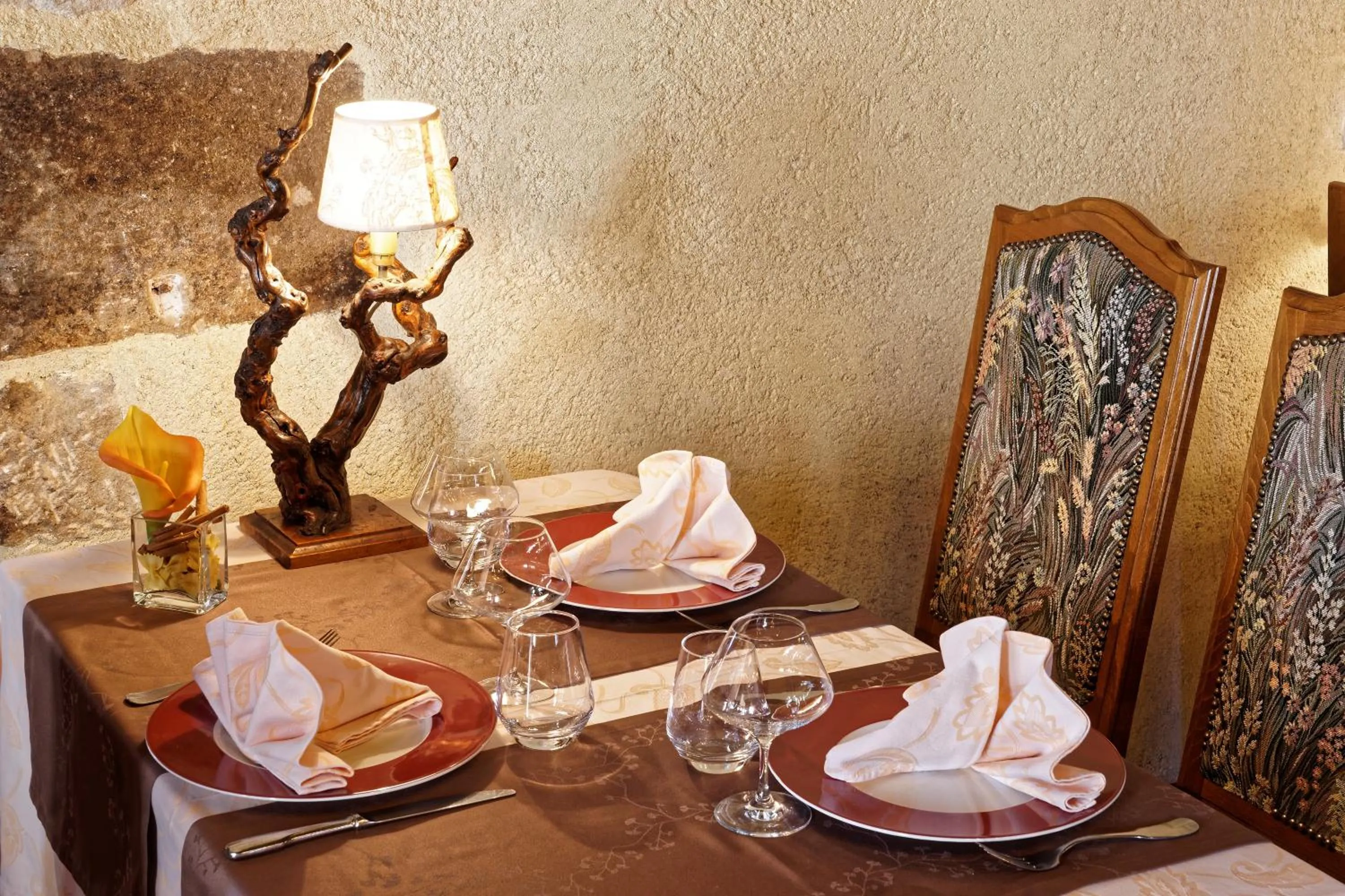 Restaurant/places to eat in Logis Des Trois Maures