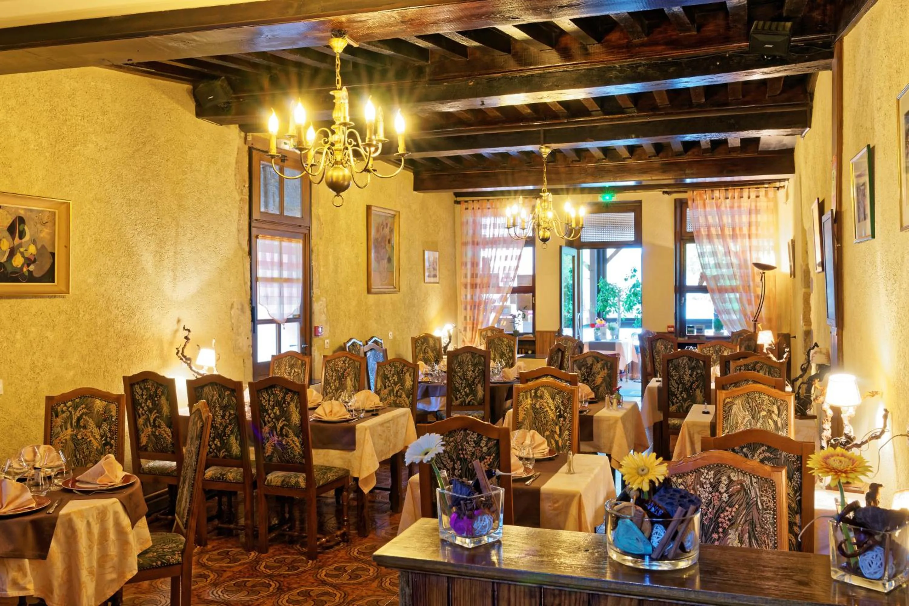 Restaurant/places to eat in Logis Des Trois Maures