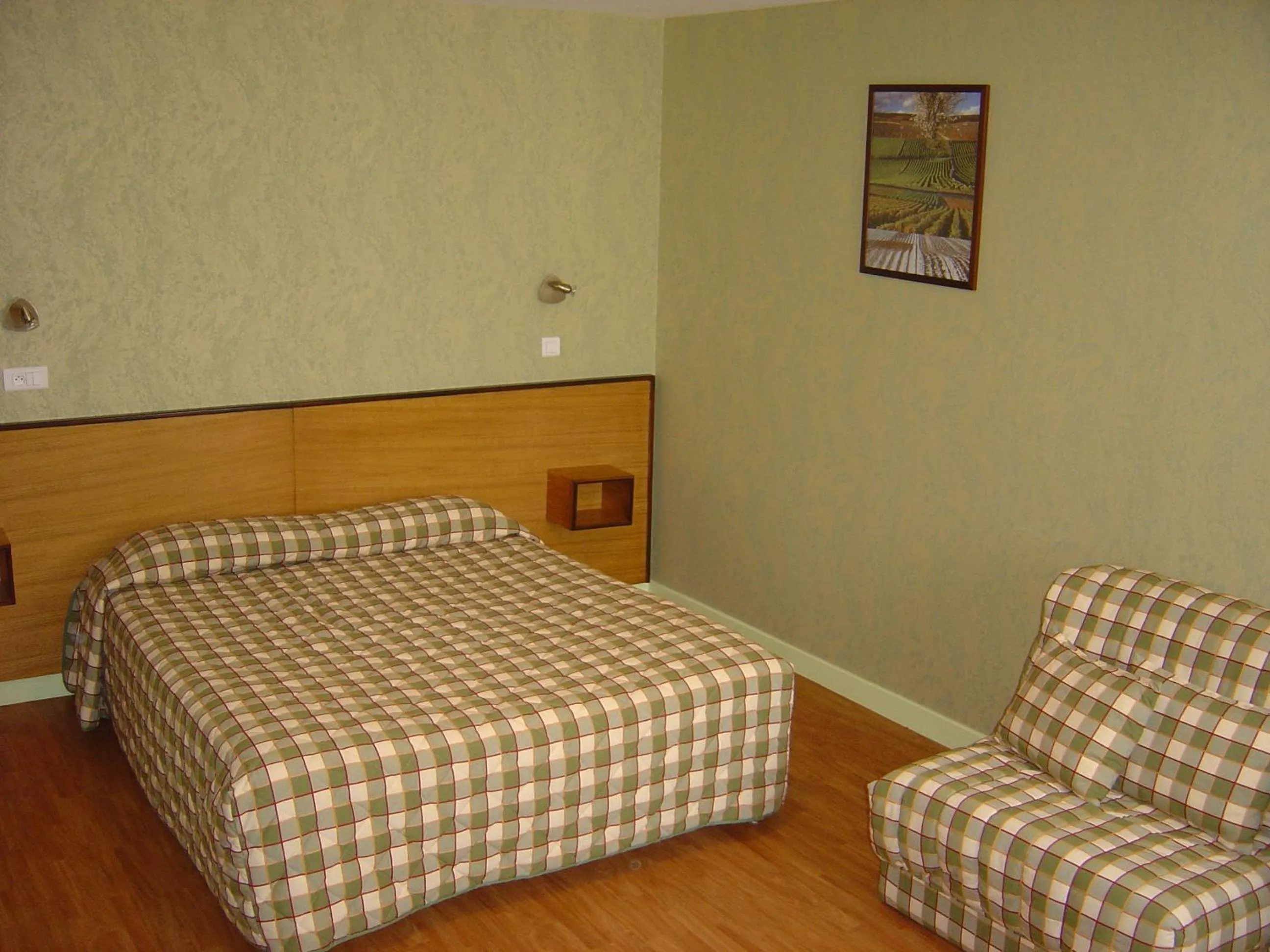 Bed in Logis Des Trois Maures