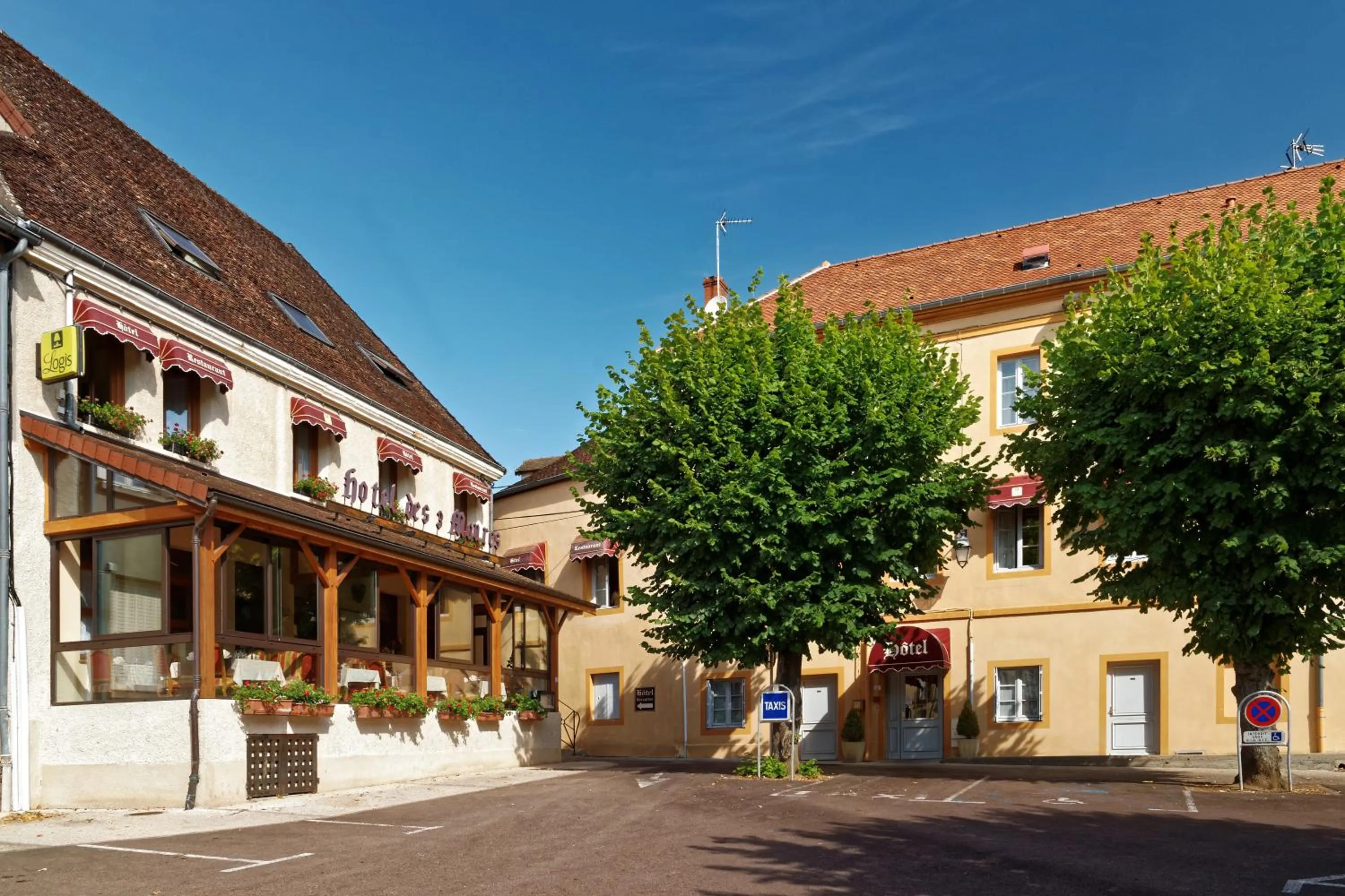 Facade/entrance in Logis Des Trois Maures