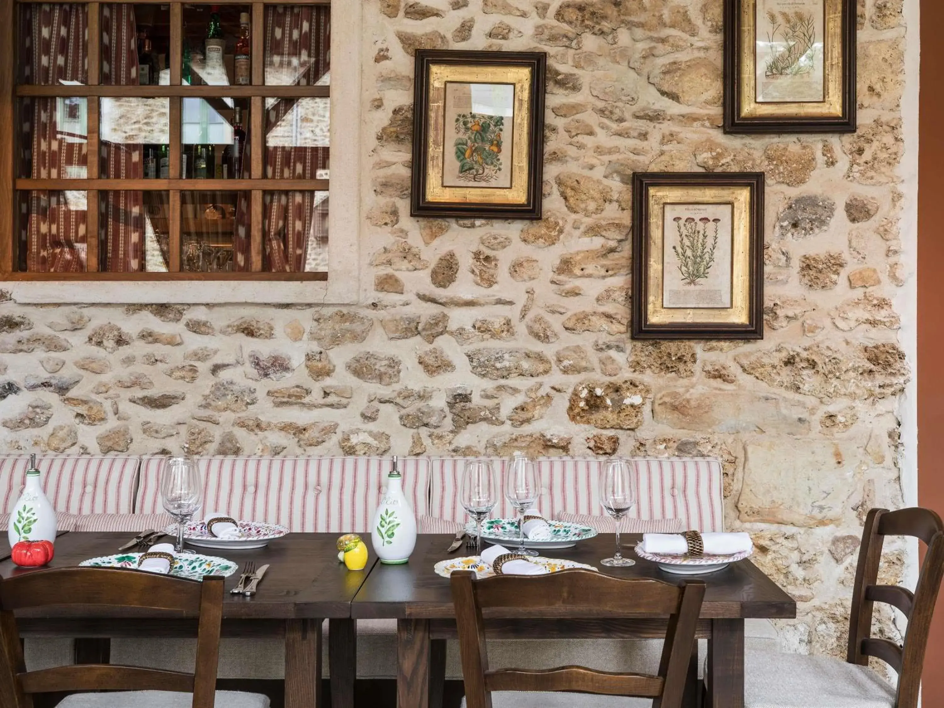 Restaurant/places to eat in Abbaye Des Vaux De Cernay Restaurant/places to eat in Abbaye Des Vaux De Cernay