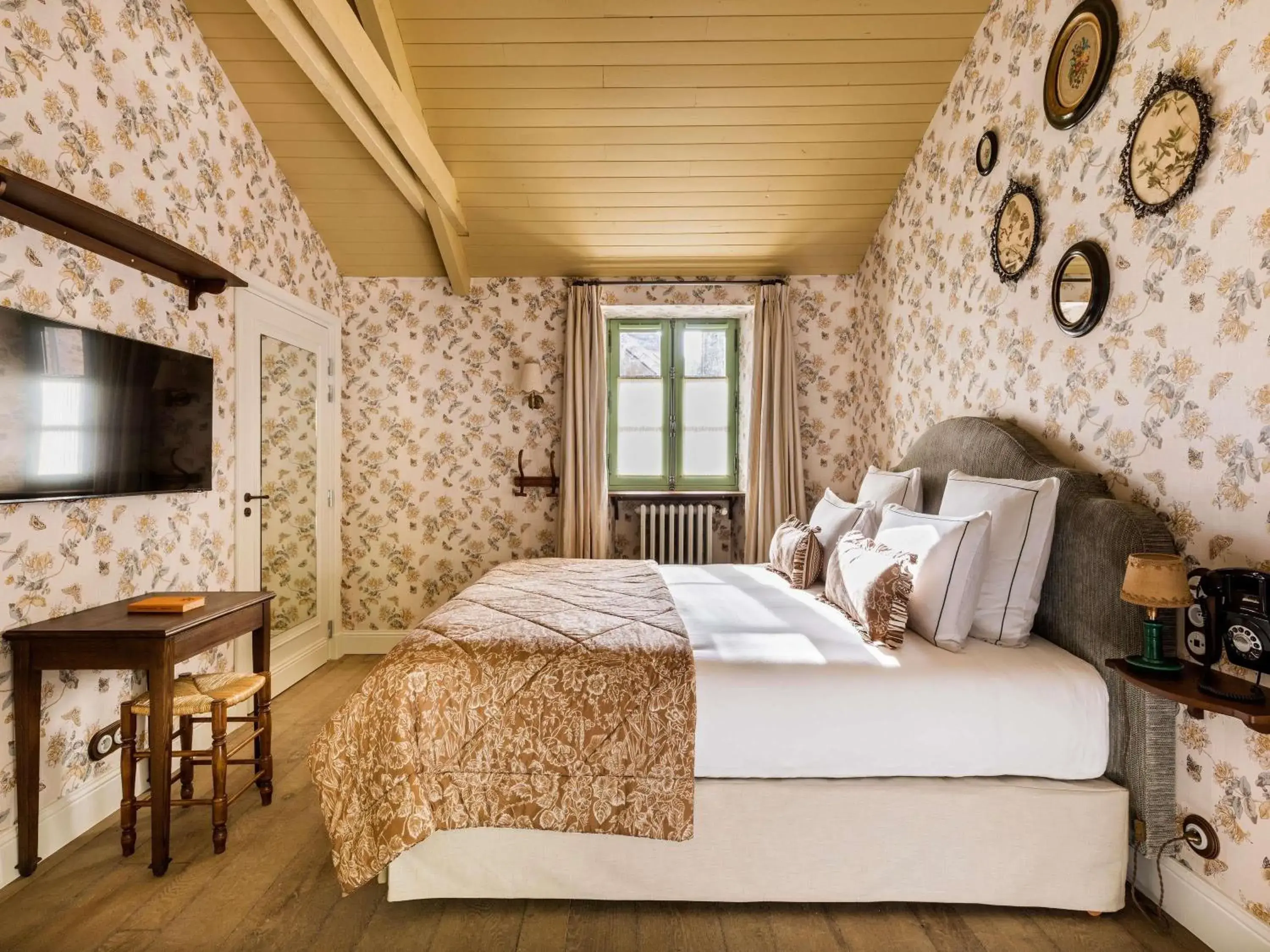 Bedroom, Bed in Abbaye Des Vaux De Cernay Bedroom, Bed in Abbaye Des Vaux De Cernay