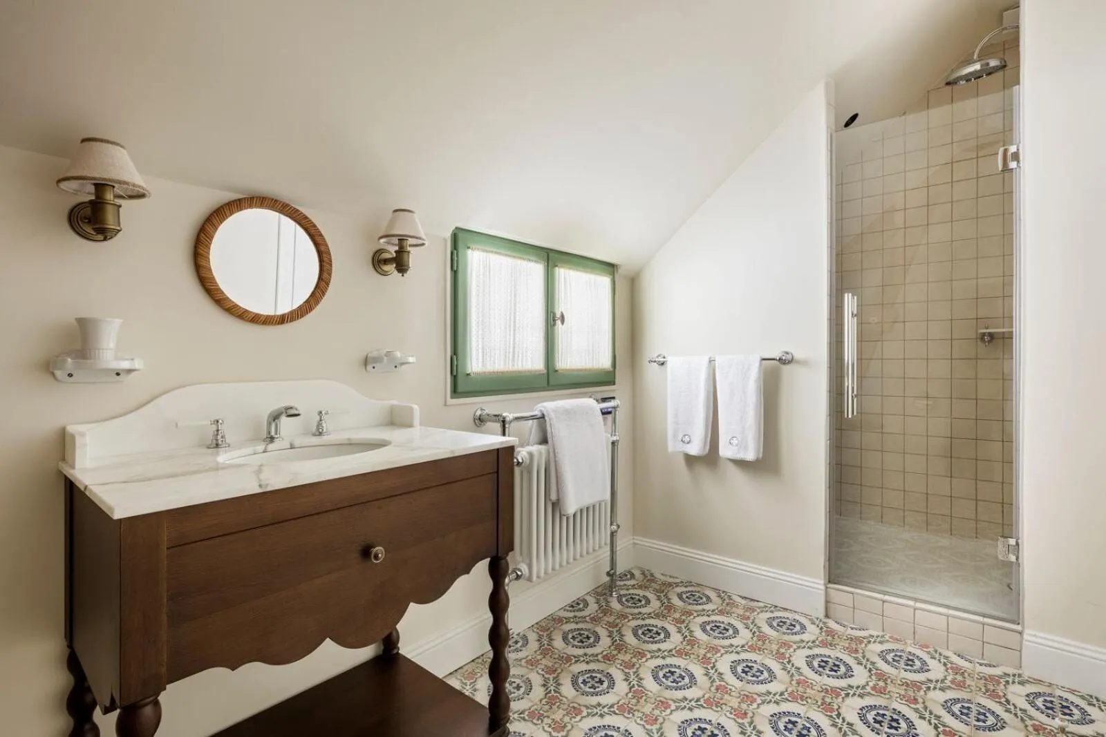 Shower, Bed in Abbaye Des Vaux De Cernay