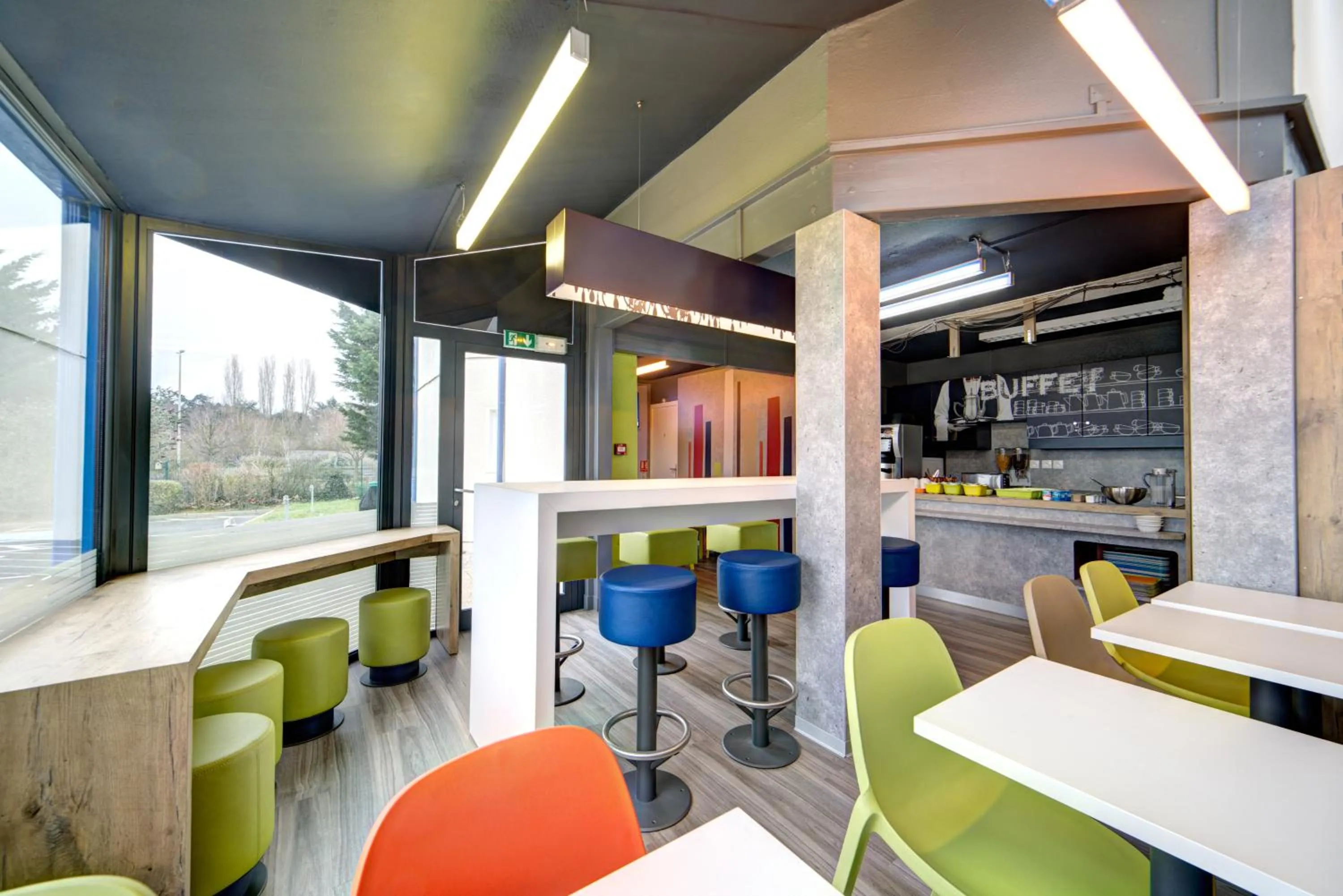 Lounge or bar in ibis Budget Caen Memorial